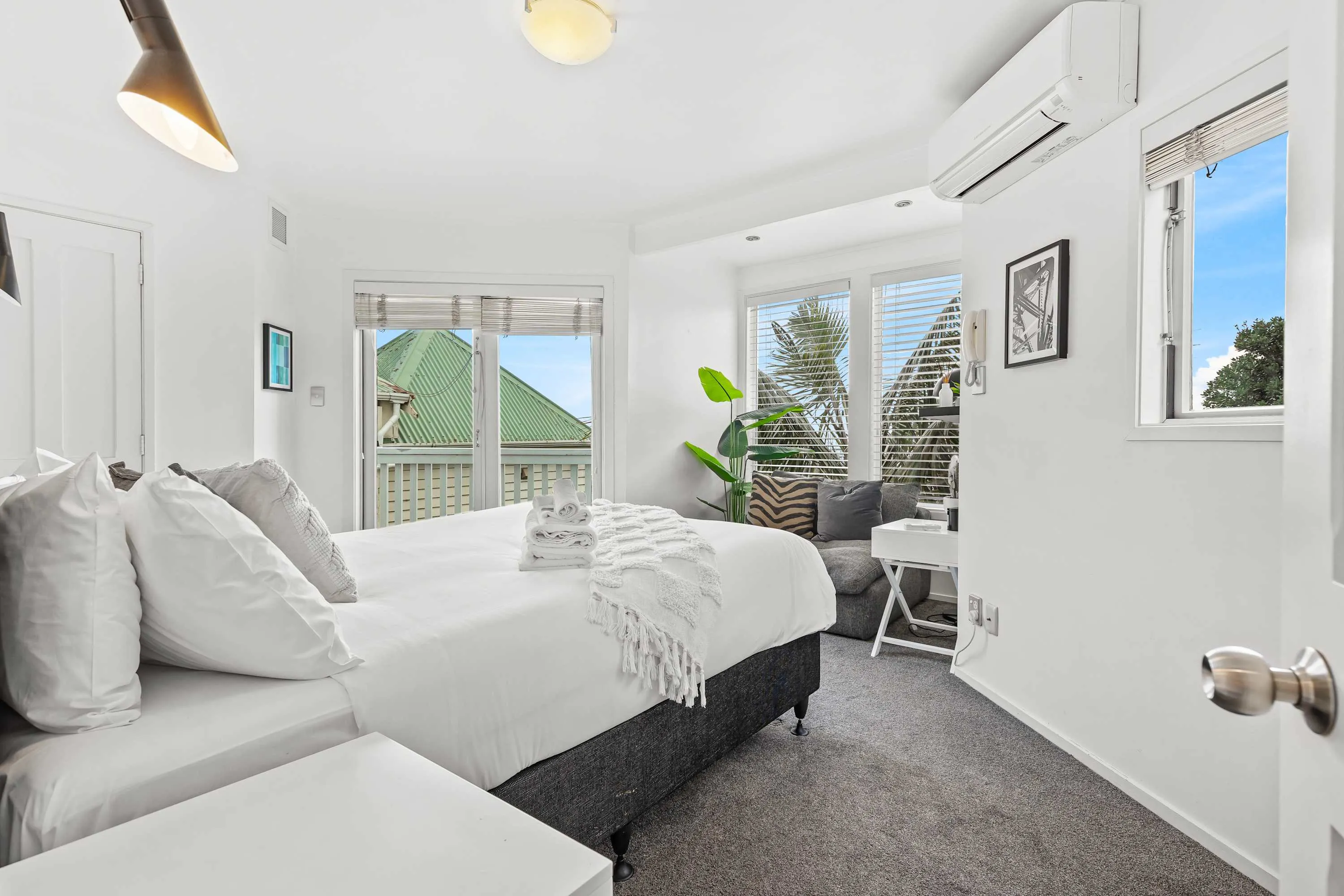 Curated Compact 2br Auckland Flat - High-speed Wifi & Private Work Nook #4