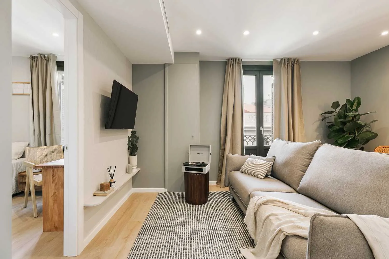Premium Barcelona Apartment With High-speed Wifi And Dedicated Home Office Space #2