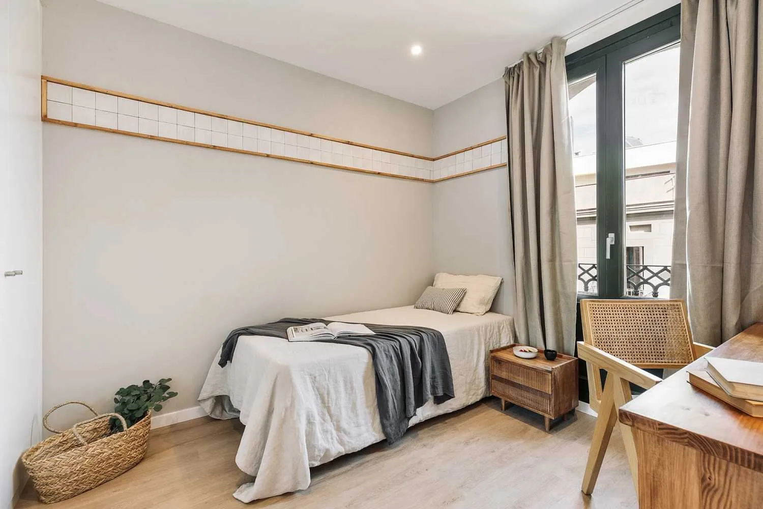 Premium Barcelona Apartment With High-speed Wifi And Dedicated Home Office Space #4