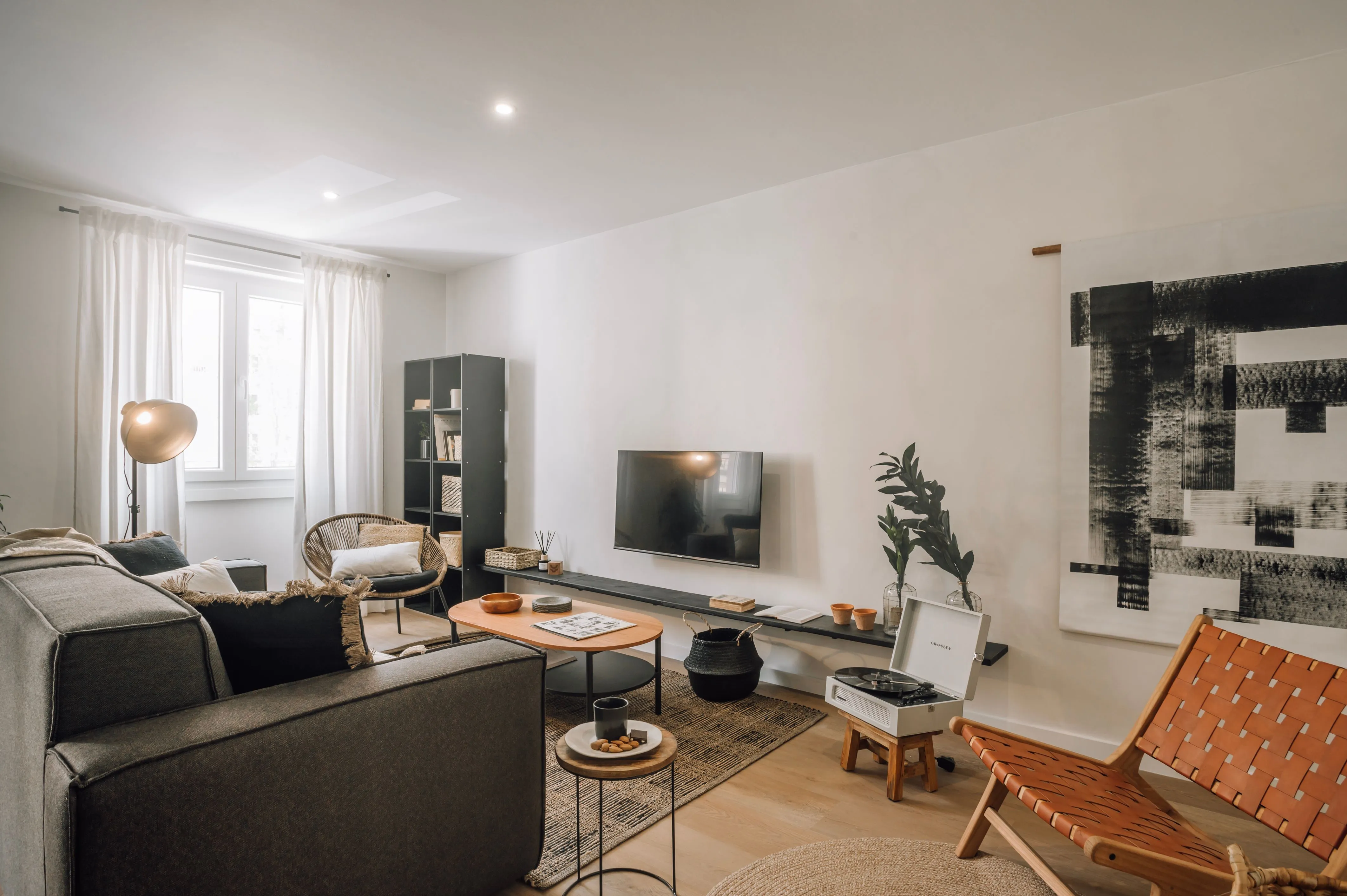 Curated Lisbon Flat With Pro Monitors & Gigabit Internet For Remote Work Excellence #2