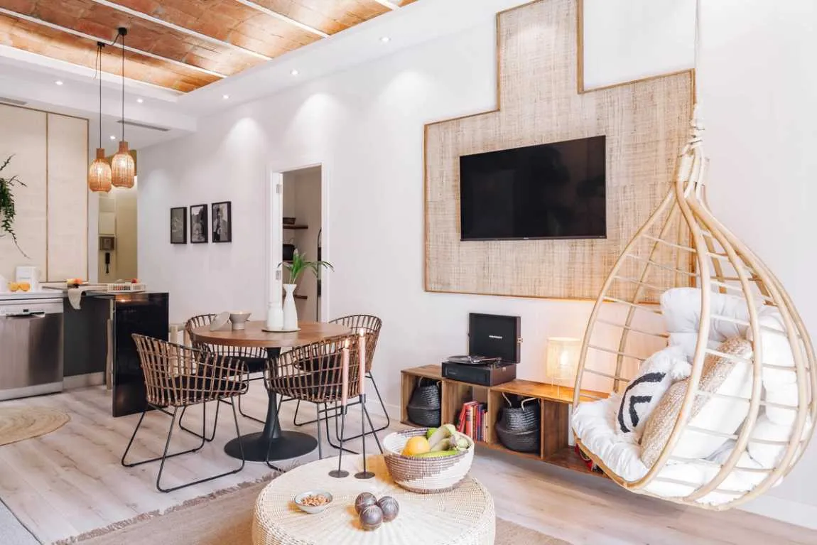 Curated 98m2 Barcelona Flat With Gigabit Internet, Pro Monitors & Premium Home Office Setup #3