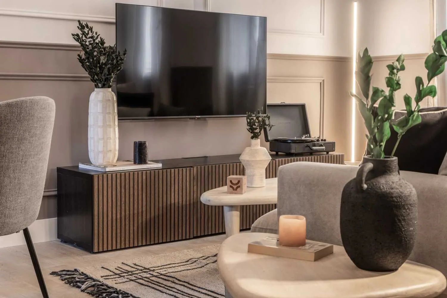Contemporary Madrid Flat With Premium Home Office & Streaming Setup For Remote Work #3