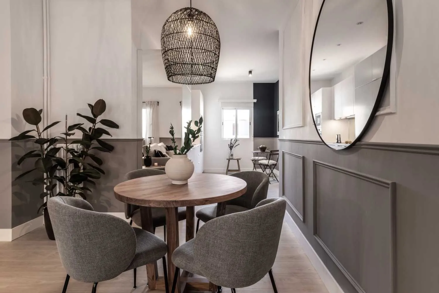 Contemporary Madrid Flat With Premium Home Office & Streaming Setup For Remote Work #5