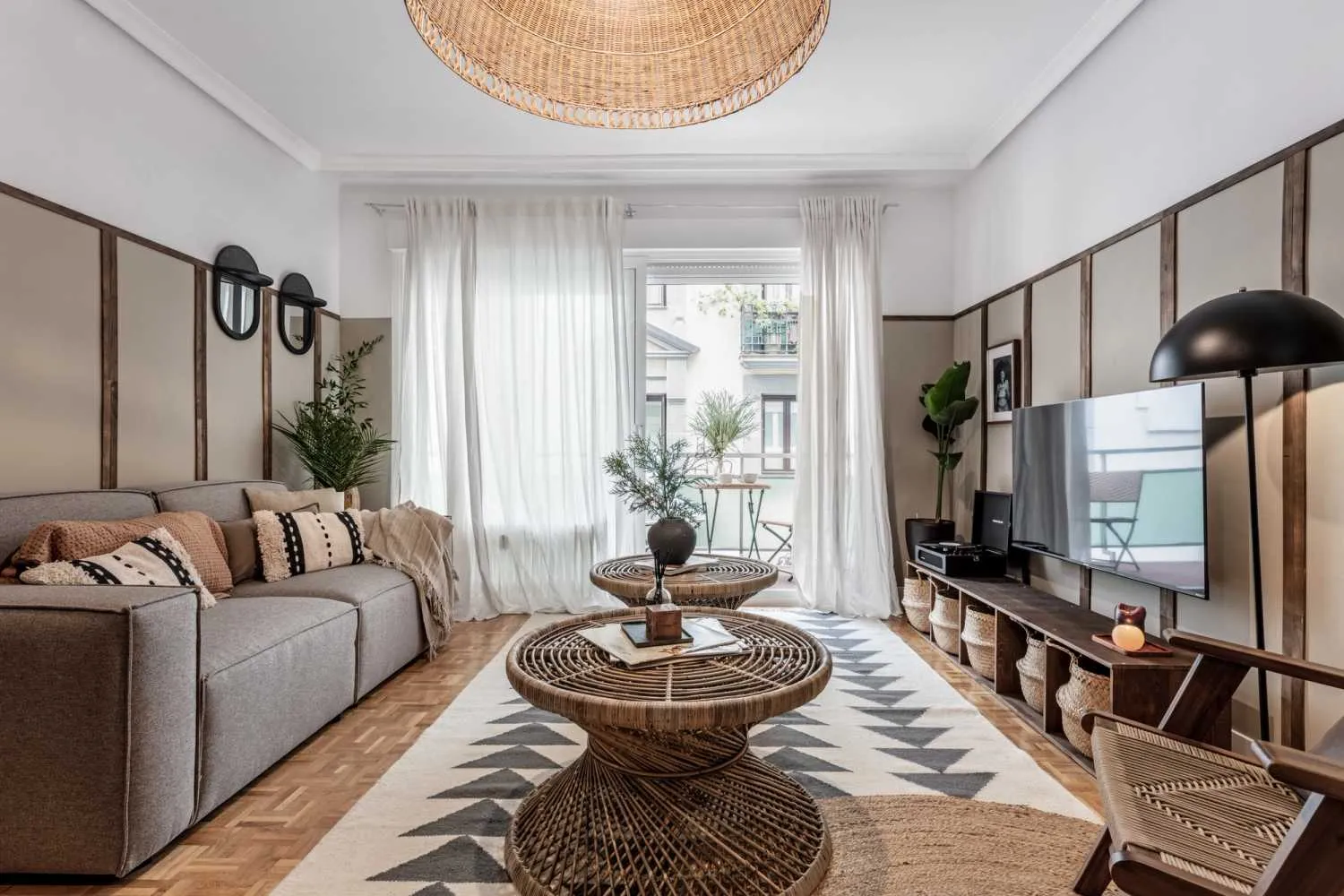 Stylish Madrid Flat With Gigabit Internet & Ergonomic Home Office Setup #2