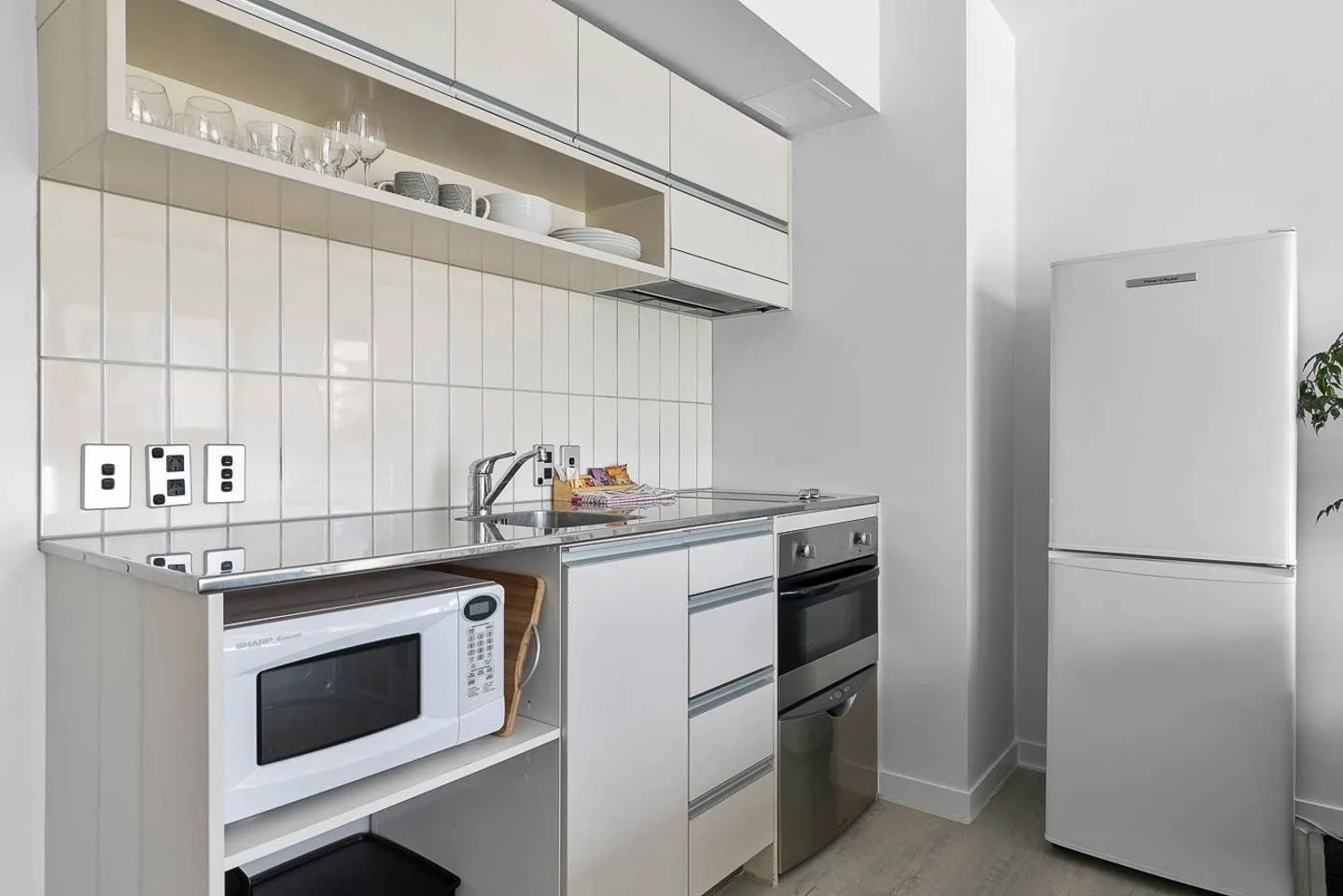 Intimate Contemporary Metropolitan Flat In Auckland - Remote-ready Home Office & Fast Wifi #2