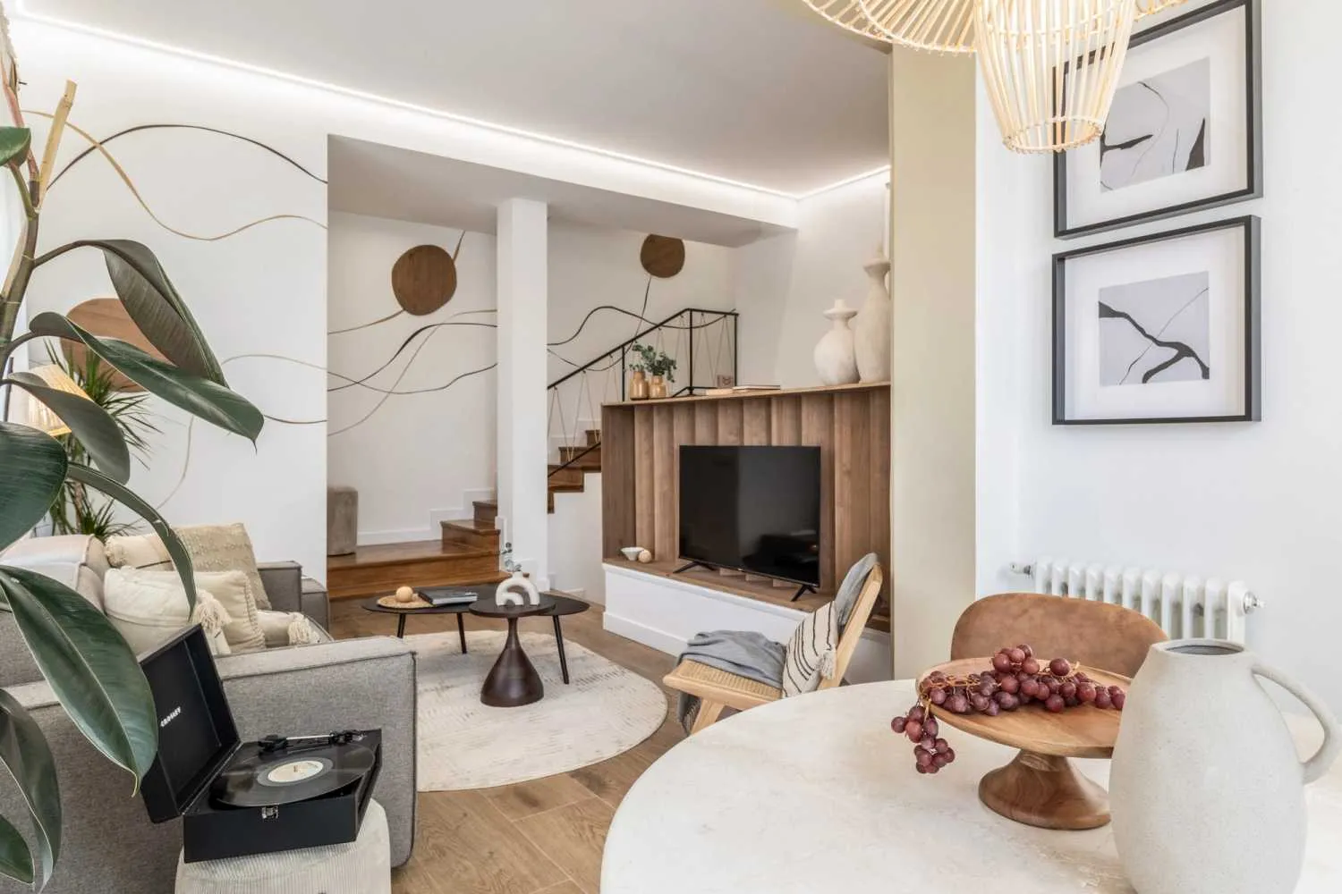 Spacious Madrid City Flat With Premium Home Office Setup And Chef's Kitchen #2