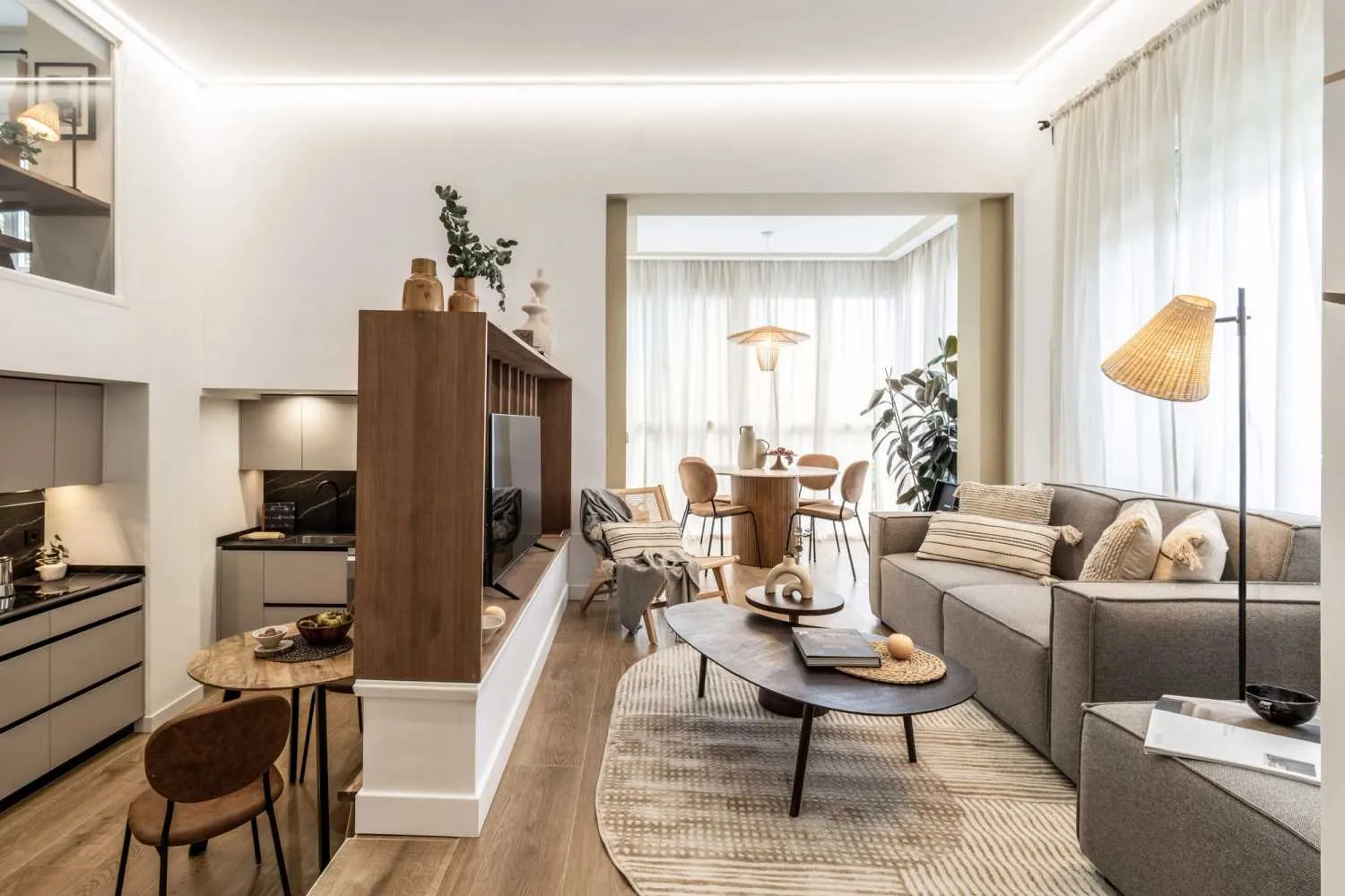 Spacious Madrid City Flat With Premium Home Office Setup And Chef's Kitchen #3