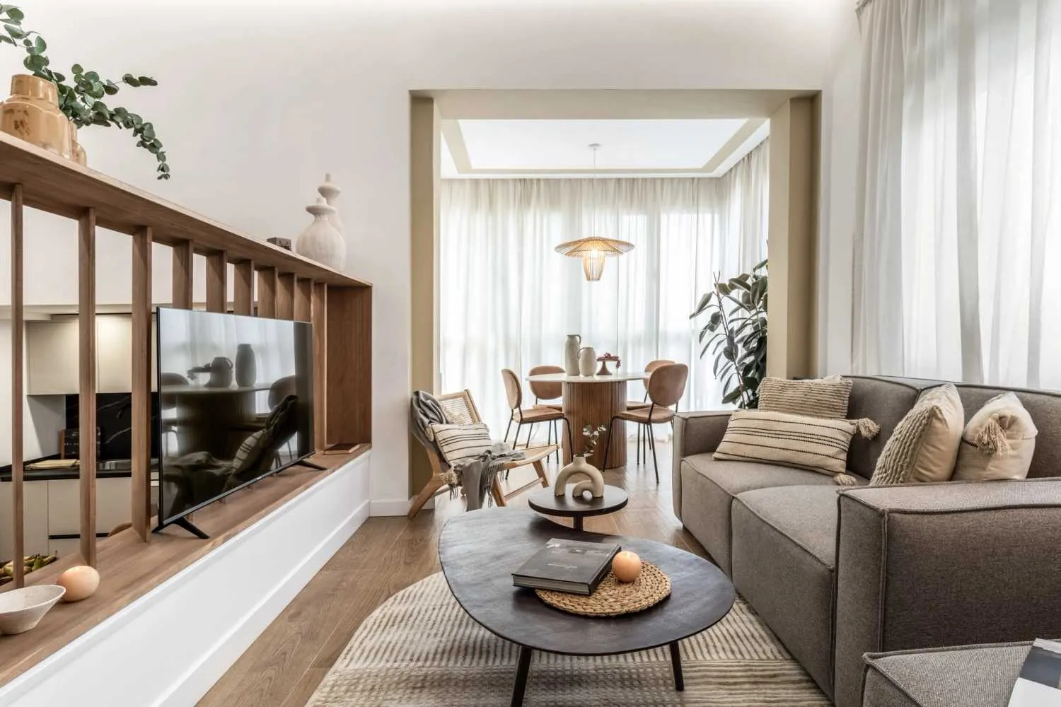 Spacious Madrid City Flat With Premium Home Office Setup And Chef's Kitchen #4