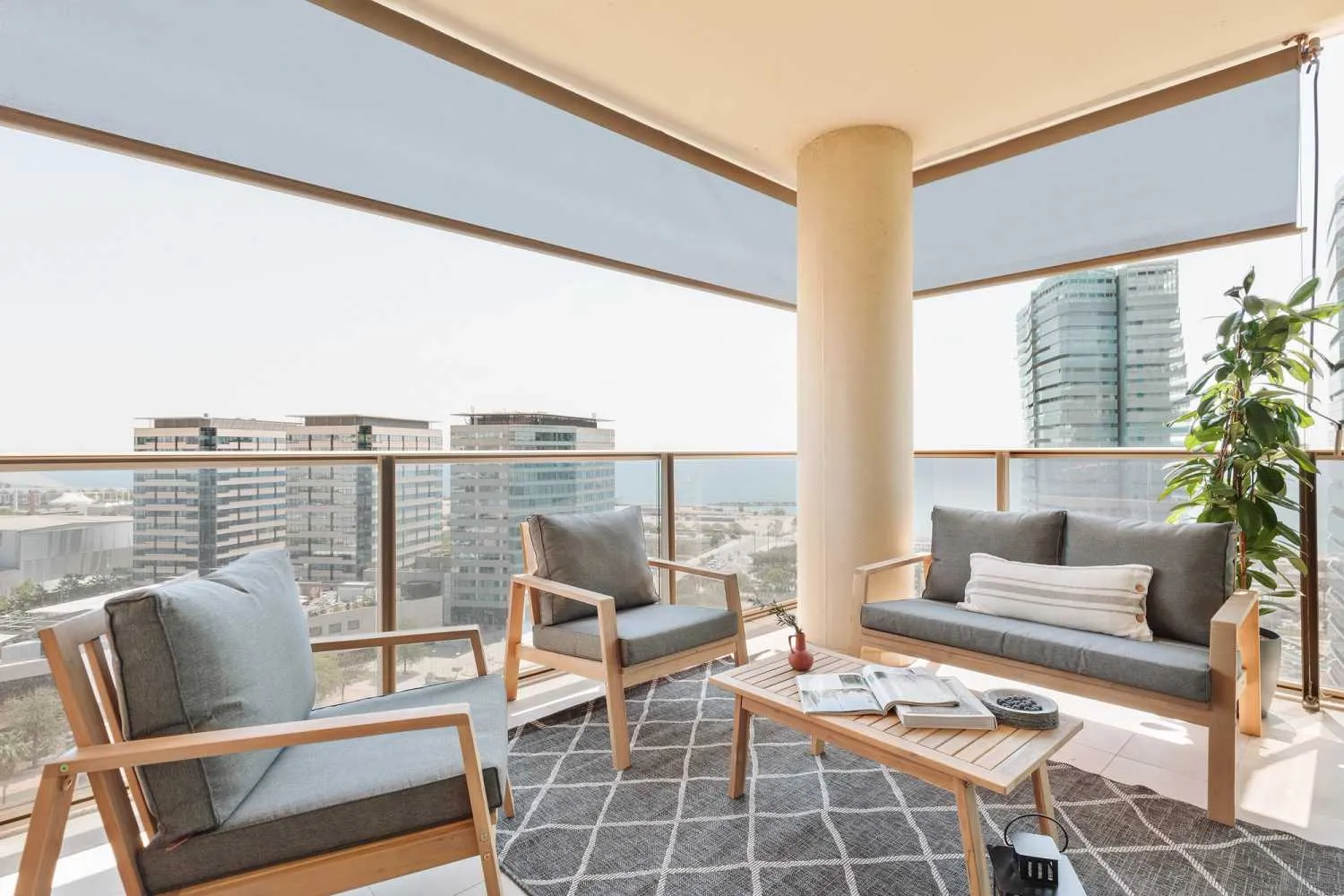 Trendy 150m2 Barcelona Flat With Pro Workstation & Chef's Kitchen For Digital Nomads #3