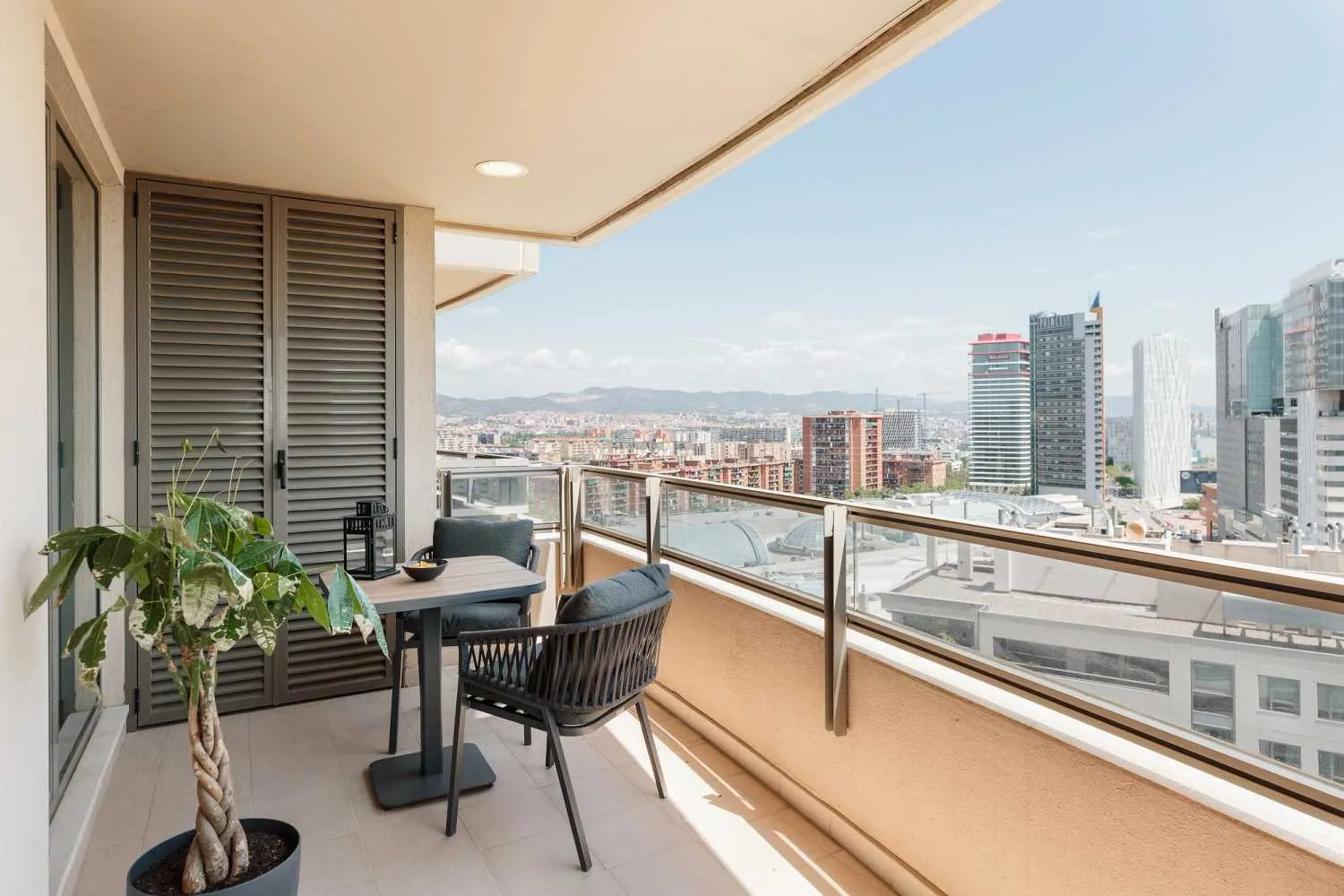 Trendy 150m2 Barcelona Flat With Pro Workstation & Chef's Kitchen For Digital Nomads #4