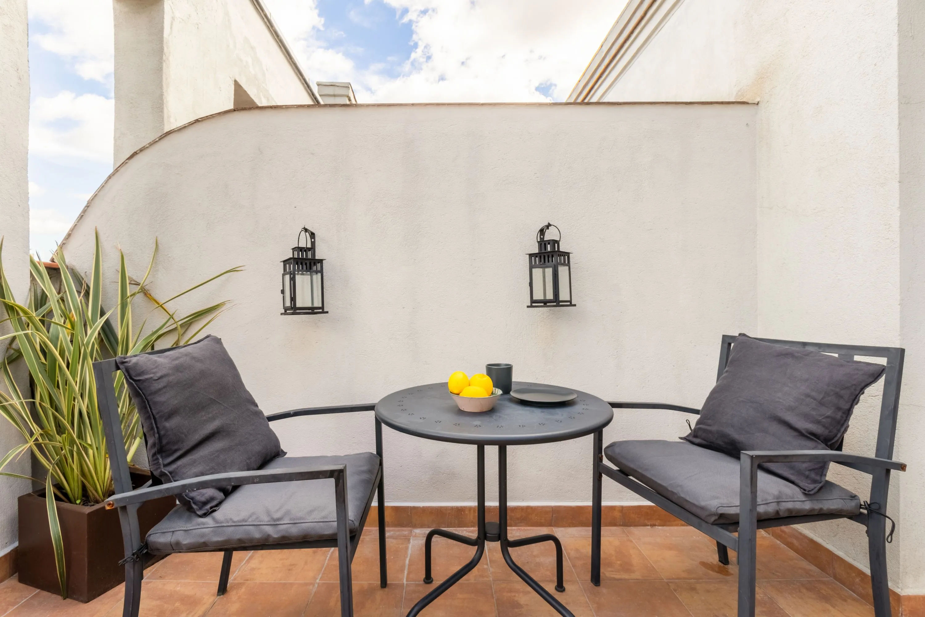 Modern Madrid Flat With Gigabit Internet And Pro Workspace For Remote Professionals #3