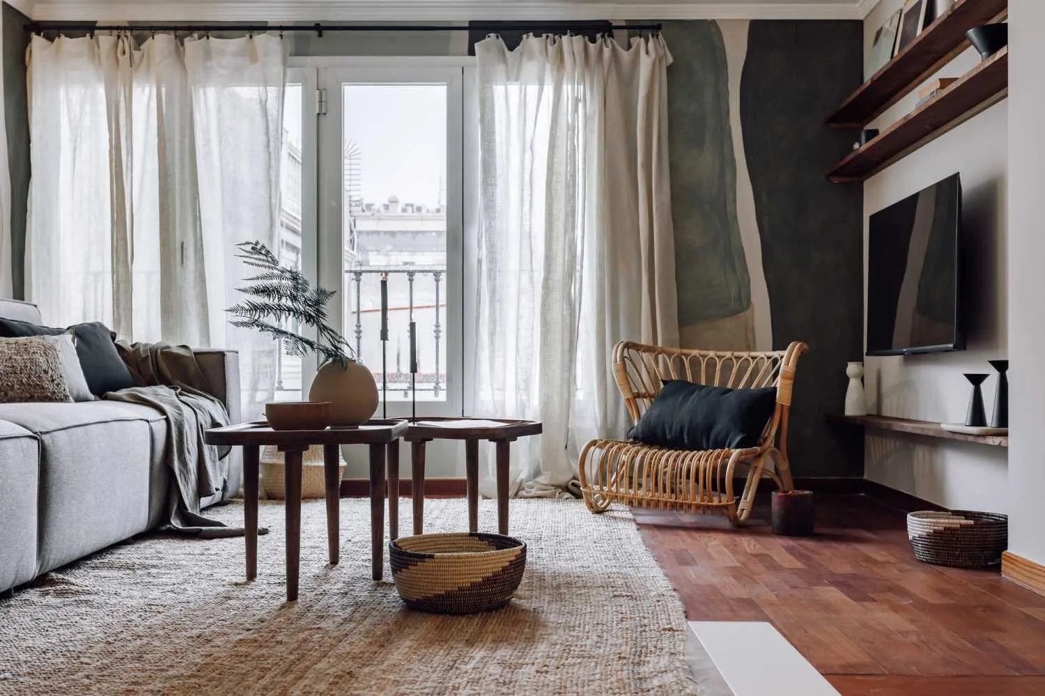 Sophisticated Barcelona Flat With Ultra-fast Wifi & Pro Workstation For Remote Professionals #4