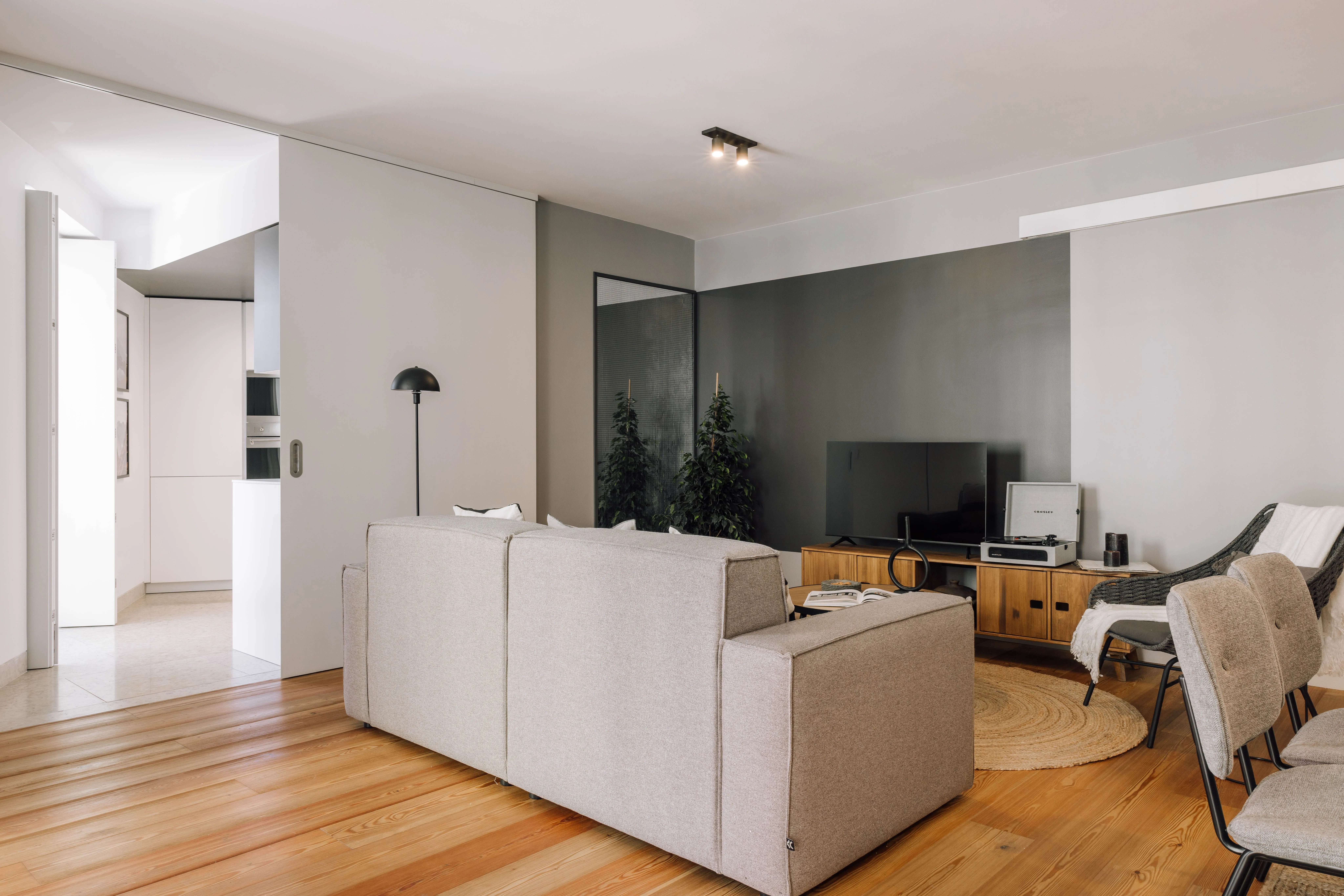 Expansive Lisbon Flat With High-speed Fiber & Pro Home Office For Digital Nomads #4