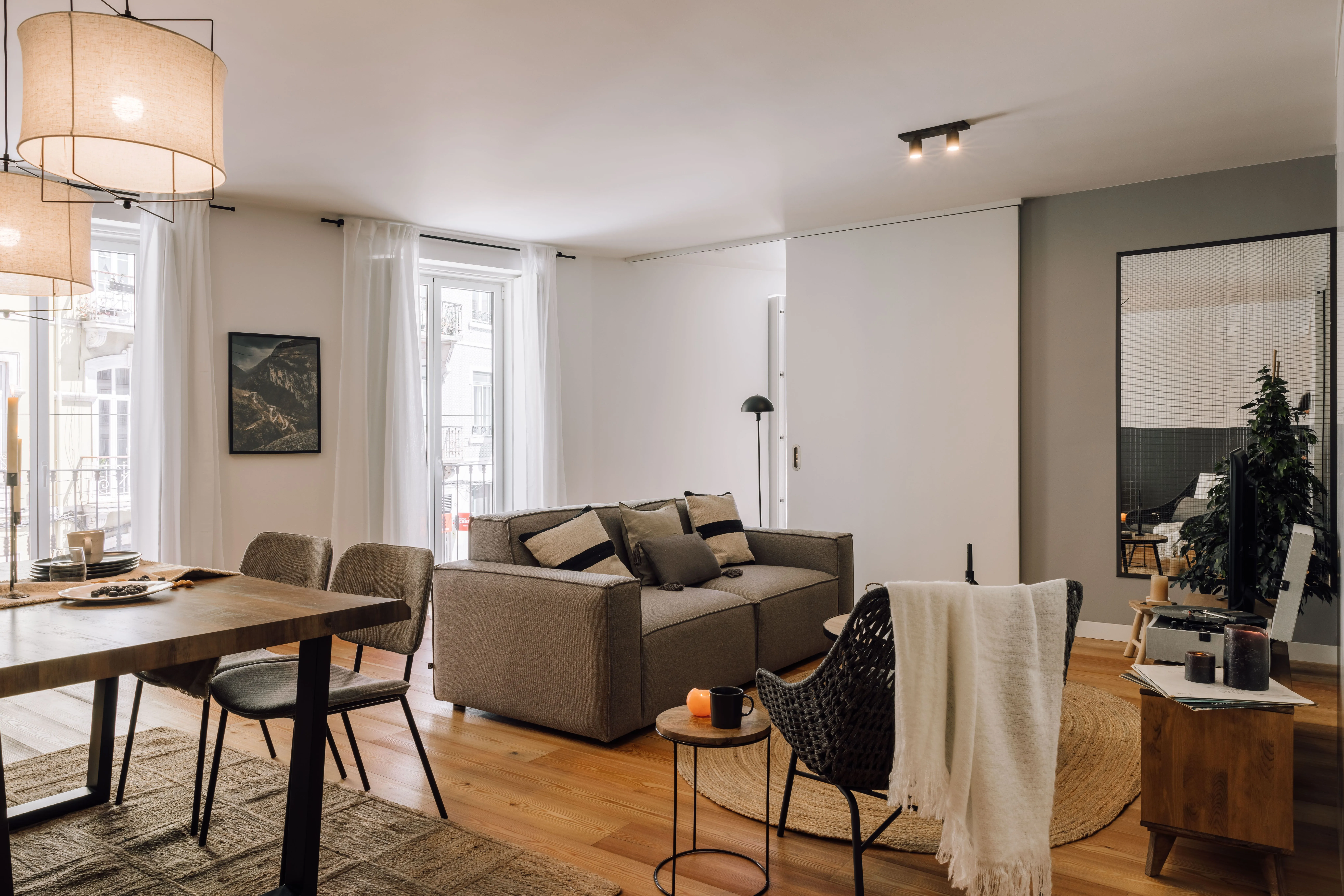 Expansive Lisbon Flat With High-speed Fiber & Pro Home Office For Digital Nomads #2