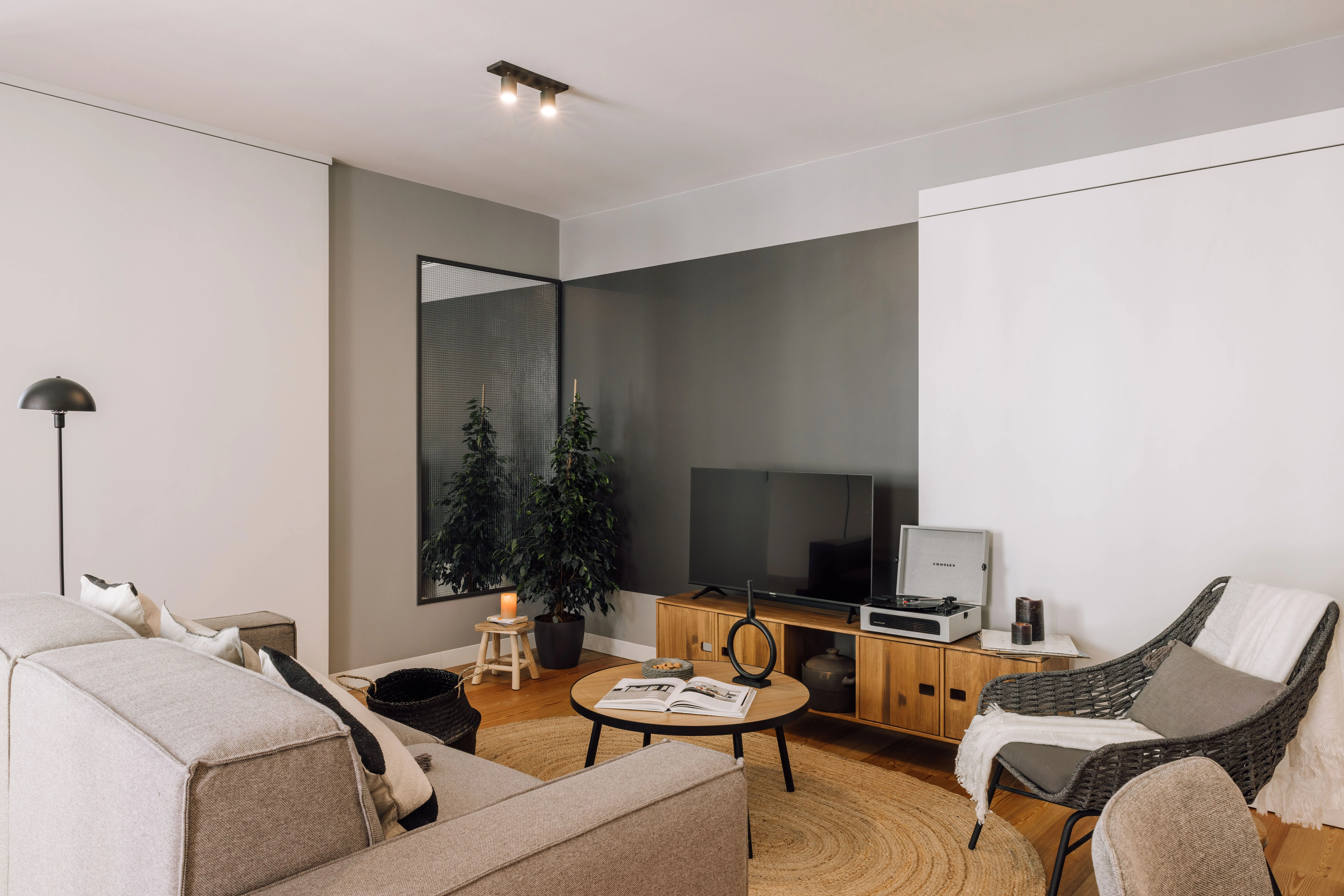 Expansive Lisbon Flat With High-speed Fiber & Pro Home Office For Digital Nomads #5