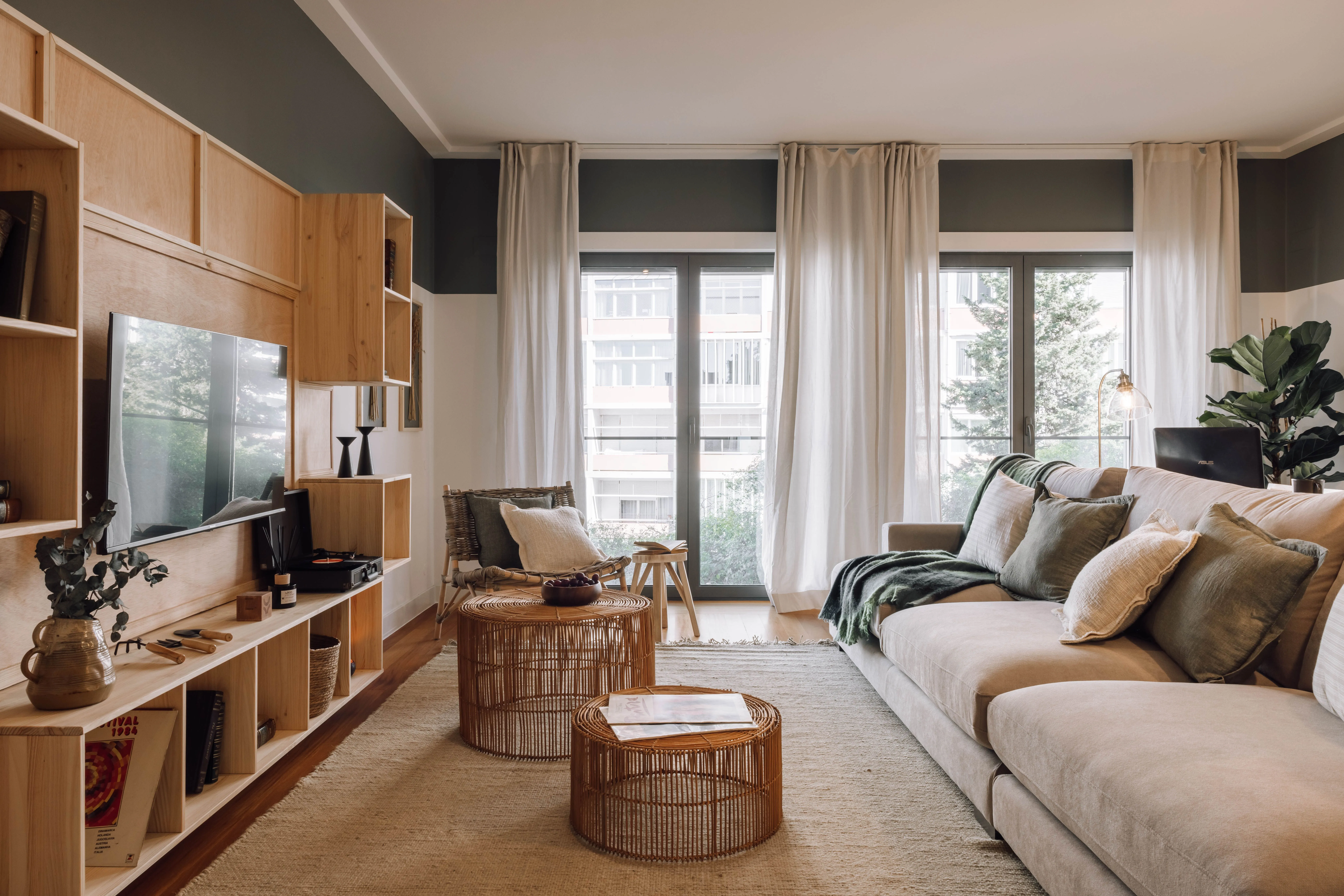 Contemporary Lisbon Flat With Premium Home Office & Streaming Setup For Remote Work #3