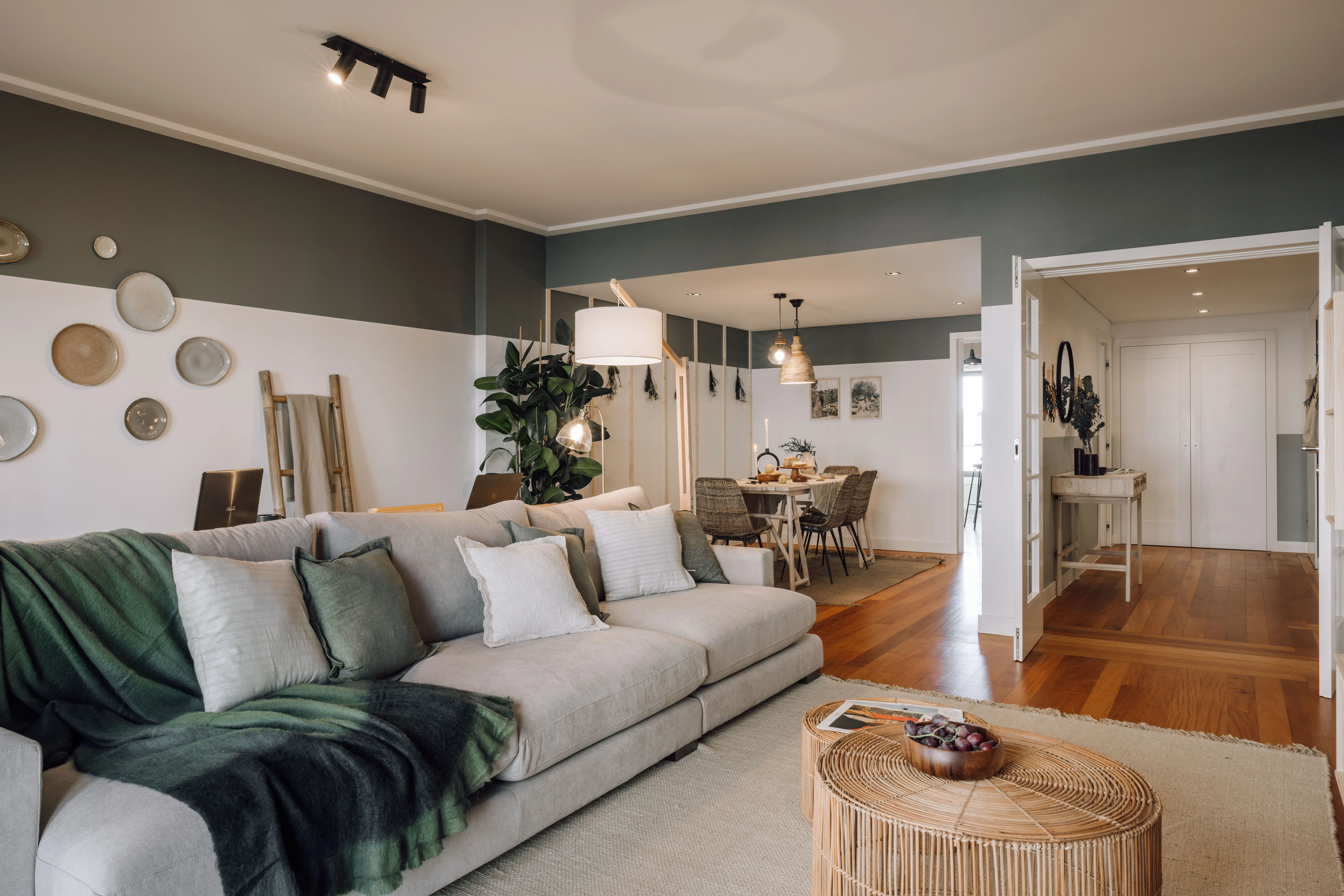 Contemporary Lisbon Flat With Premium Home Office & Streaming Setup For Remote Work #4