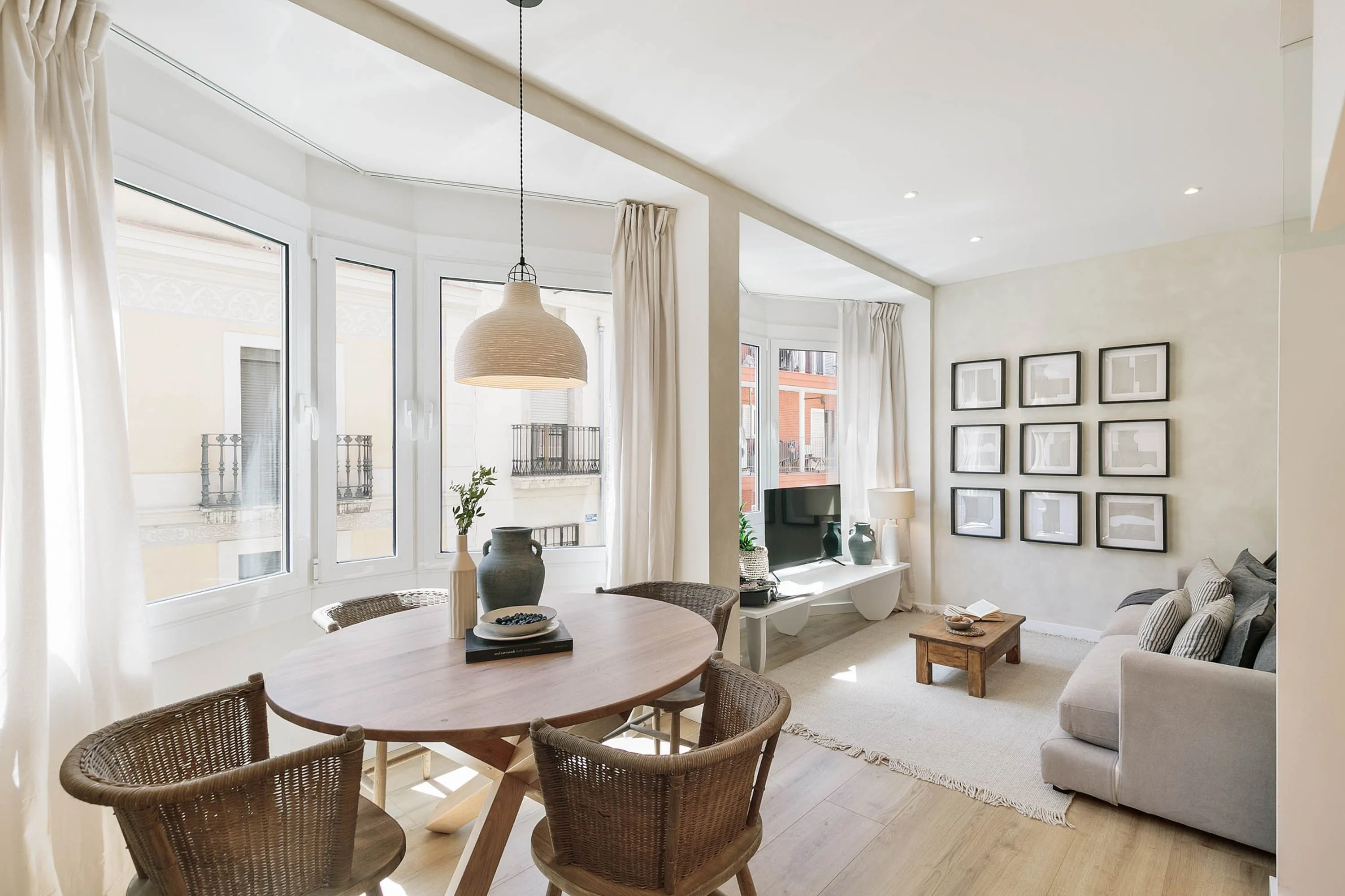 Airy Designer Flat With Pro Workspace & Fast Wifi In Barcelona's City Center #2