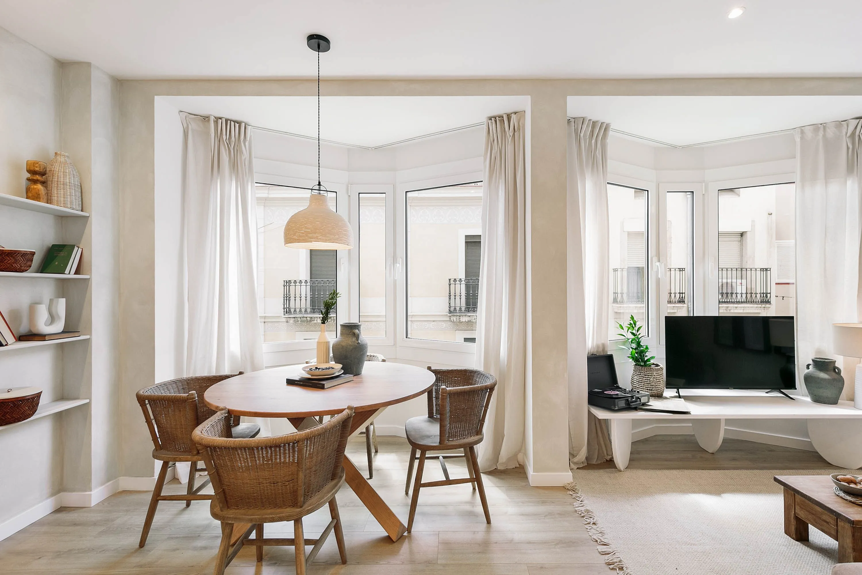 Airy Designer Flat With Pro Workspace & Fast Wifi In Barcelona's City Center #3