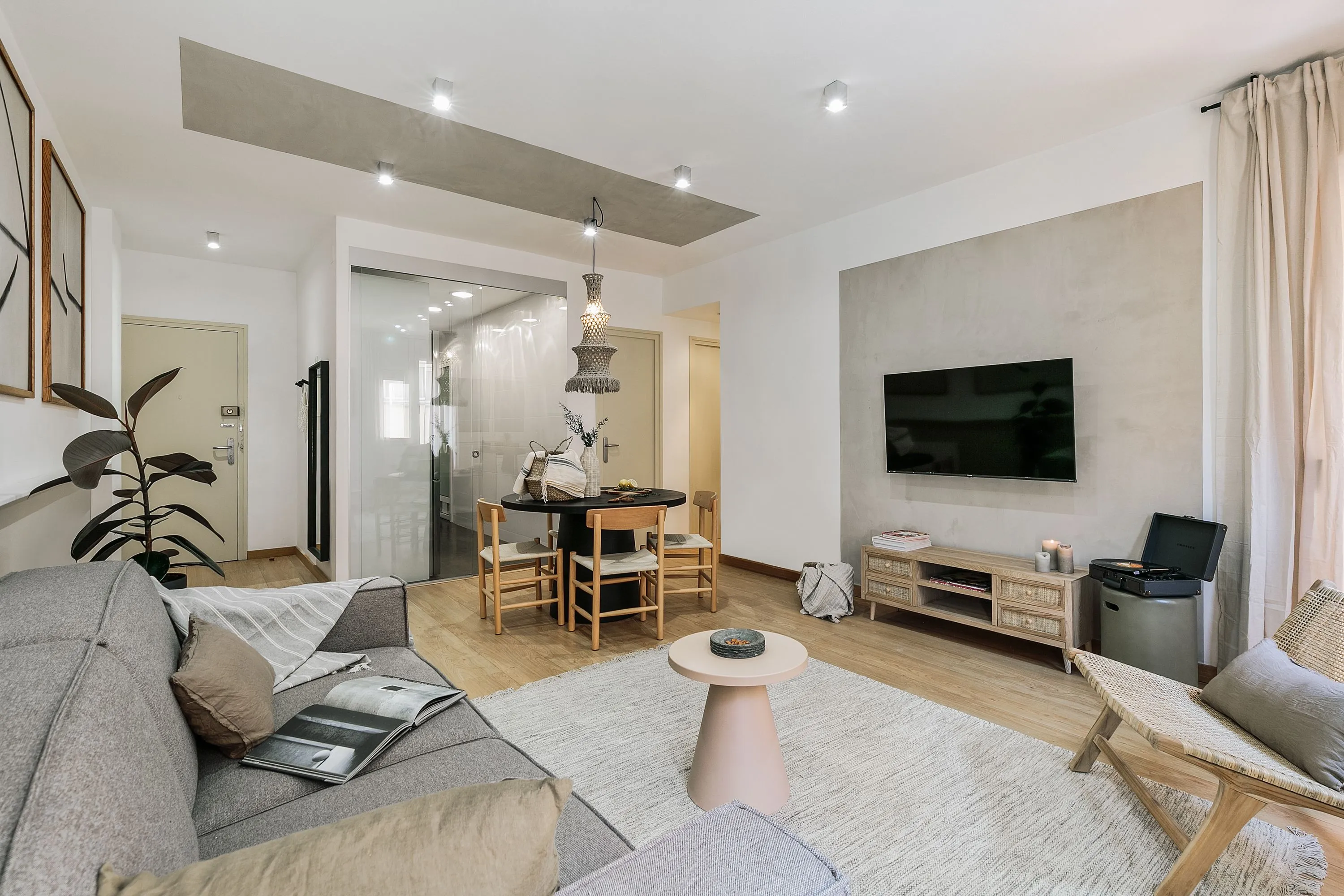 Designer 3-bed Flat With Gigabit Internet & Premium Workspace In Barcelona #4