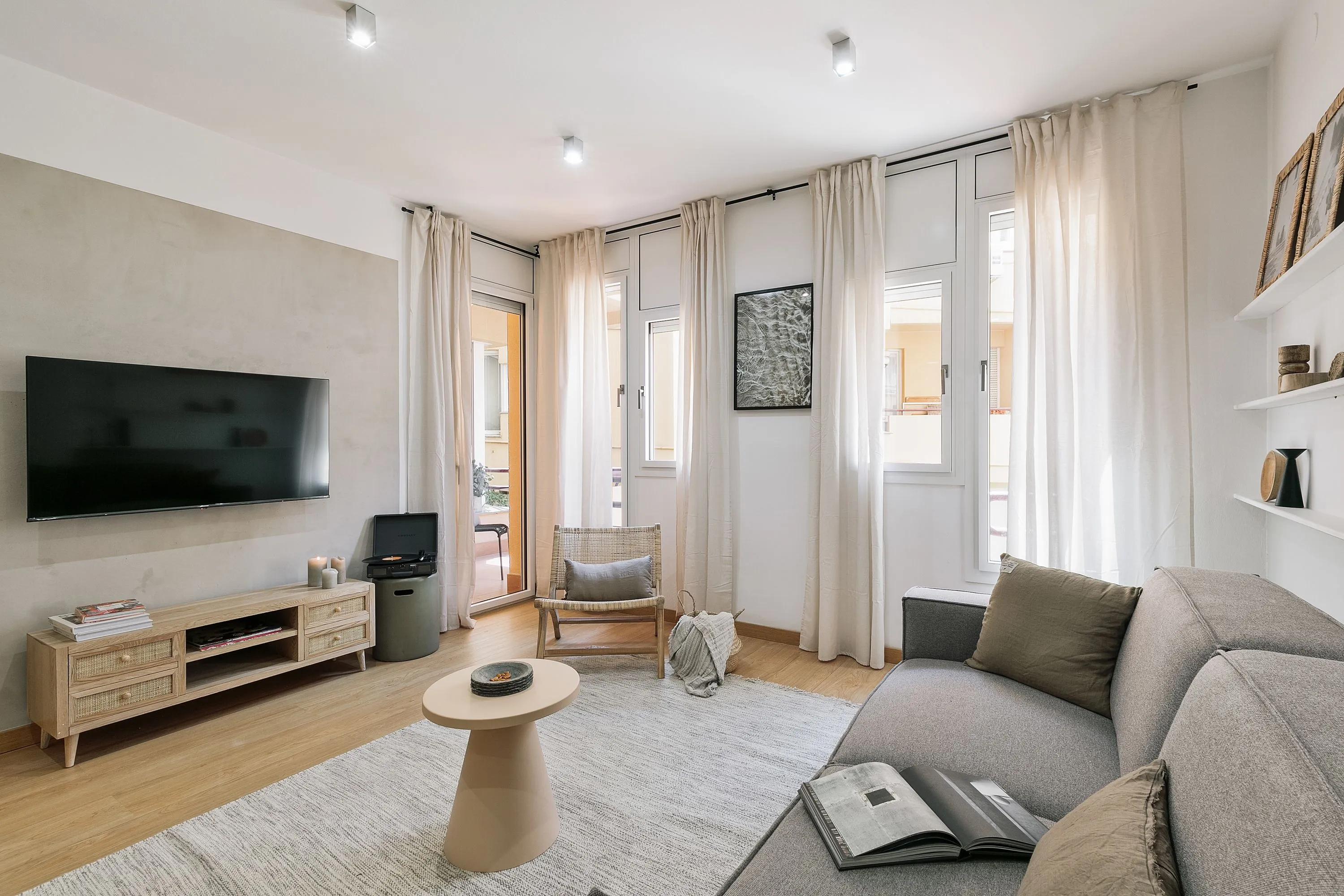 Designer 3-bed Flat With Gigabit Internet & Premium Workspace In Barcelona #5