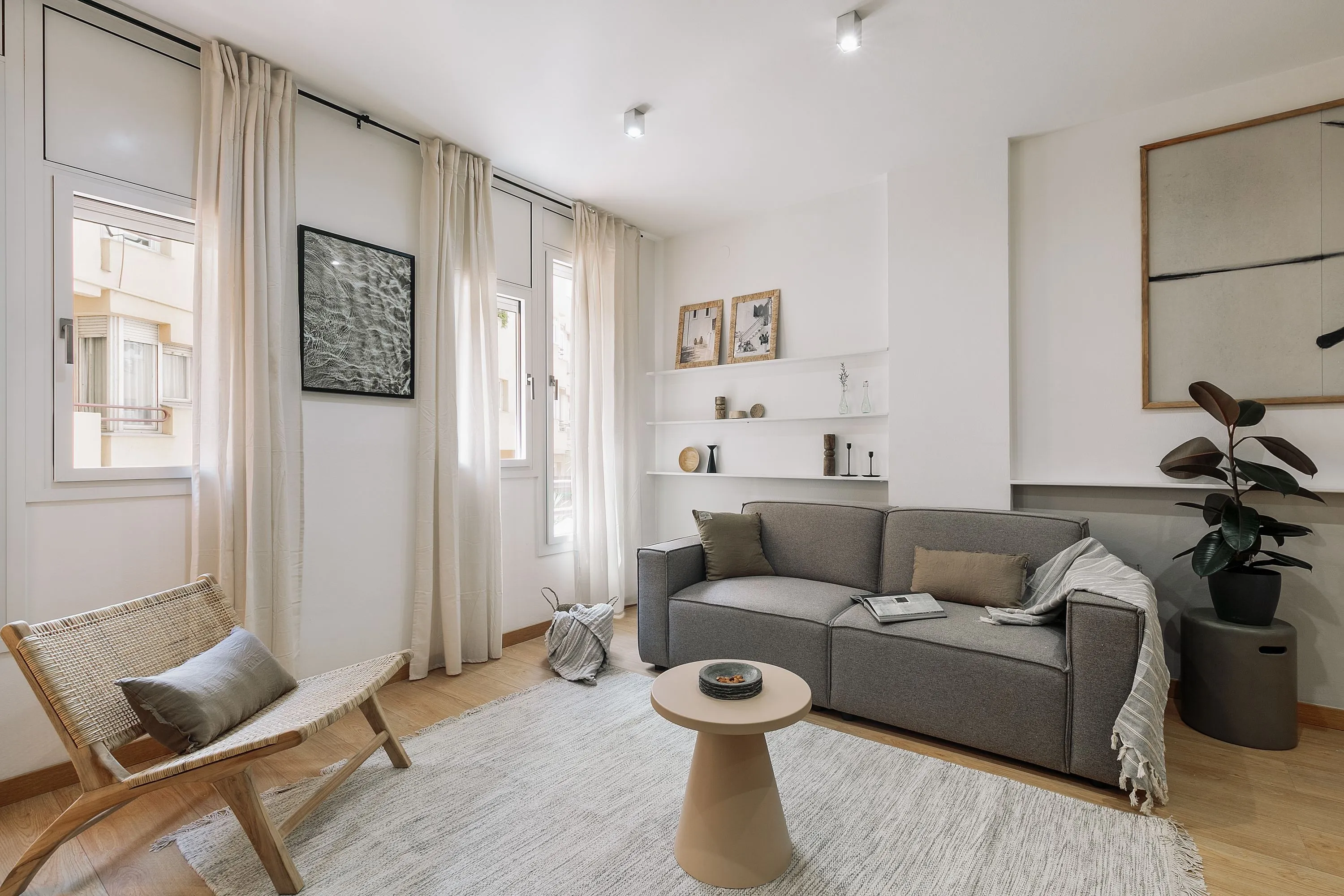 Designer 3-bed Flat With Gigabit Internet & Premium Workspace In Barcelona #3