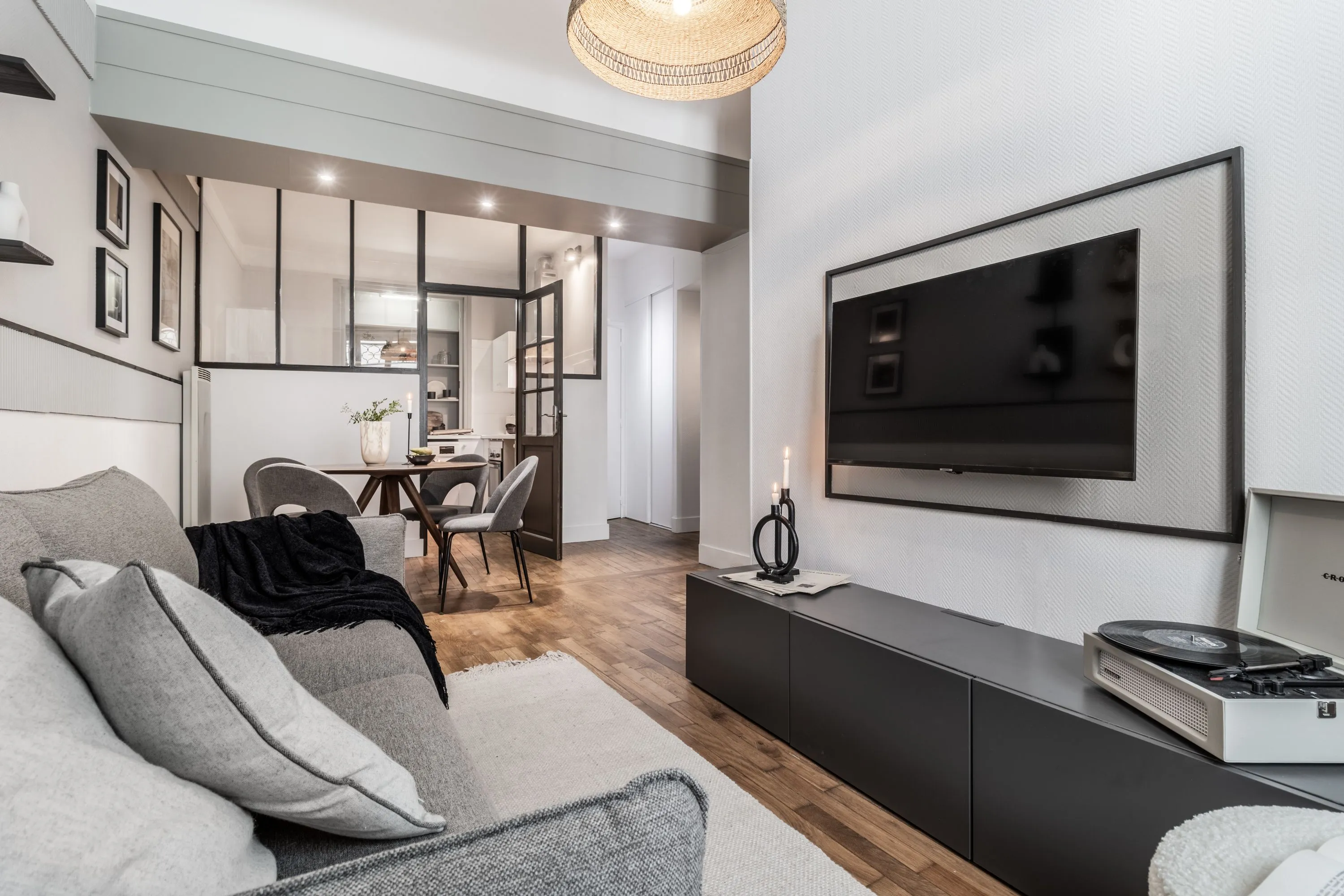 Stylish 54m2 Paris Flat With Ultra-fast Wifi, Dual Monitors & Chef's Kitchen For Remote Work #4