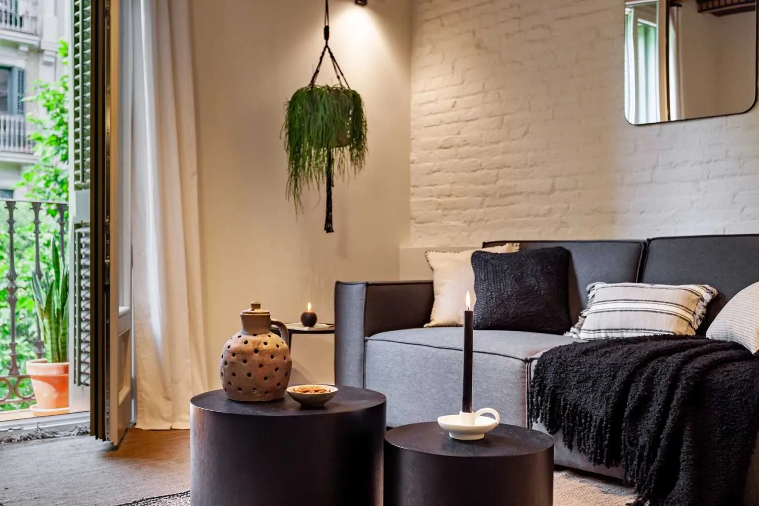 Spacious 2br Executive Flat With High-speed Fiber & Professional Workstation In Barcelona #3