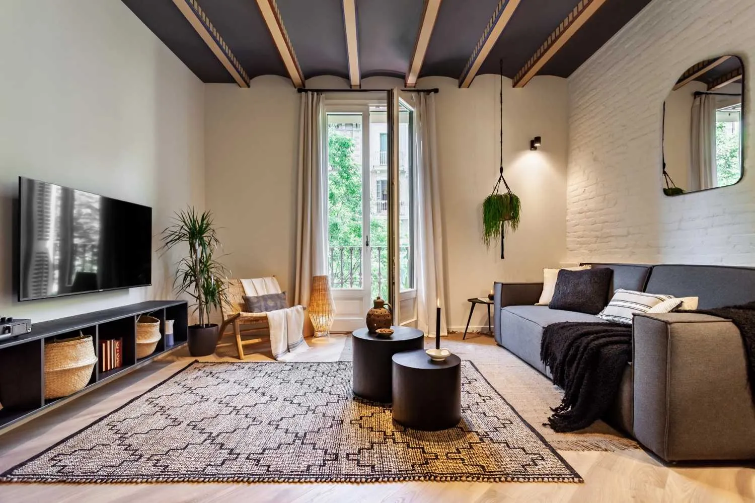 Spacious 2br Executive Flat With High-speed Fiber & Professional Workstation In Barcelona #4