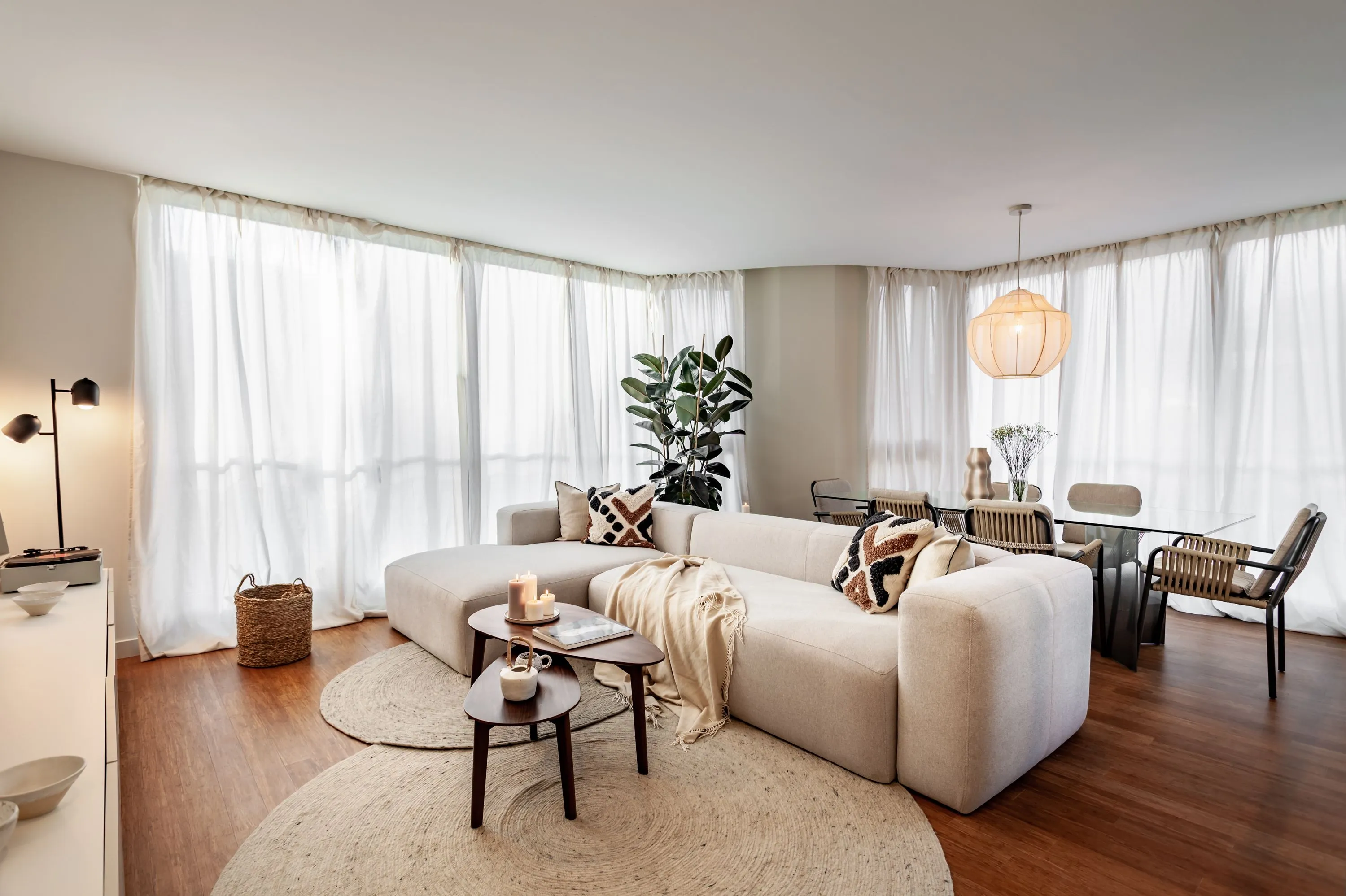 Refined Madrid Flat With Ultra-fast Wifi, Dual Monitors & Chef's Kitchen For Remote Work #5