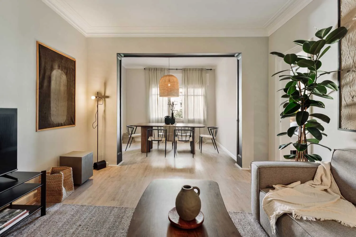 Spacious Barcelona Urban Flat With Ultra-fast Wifi & Dual Monitors For Remote Work #4