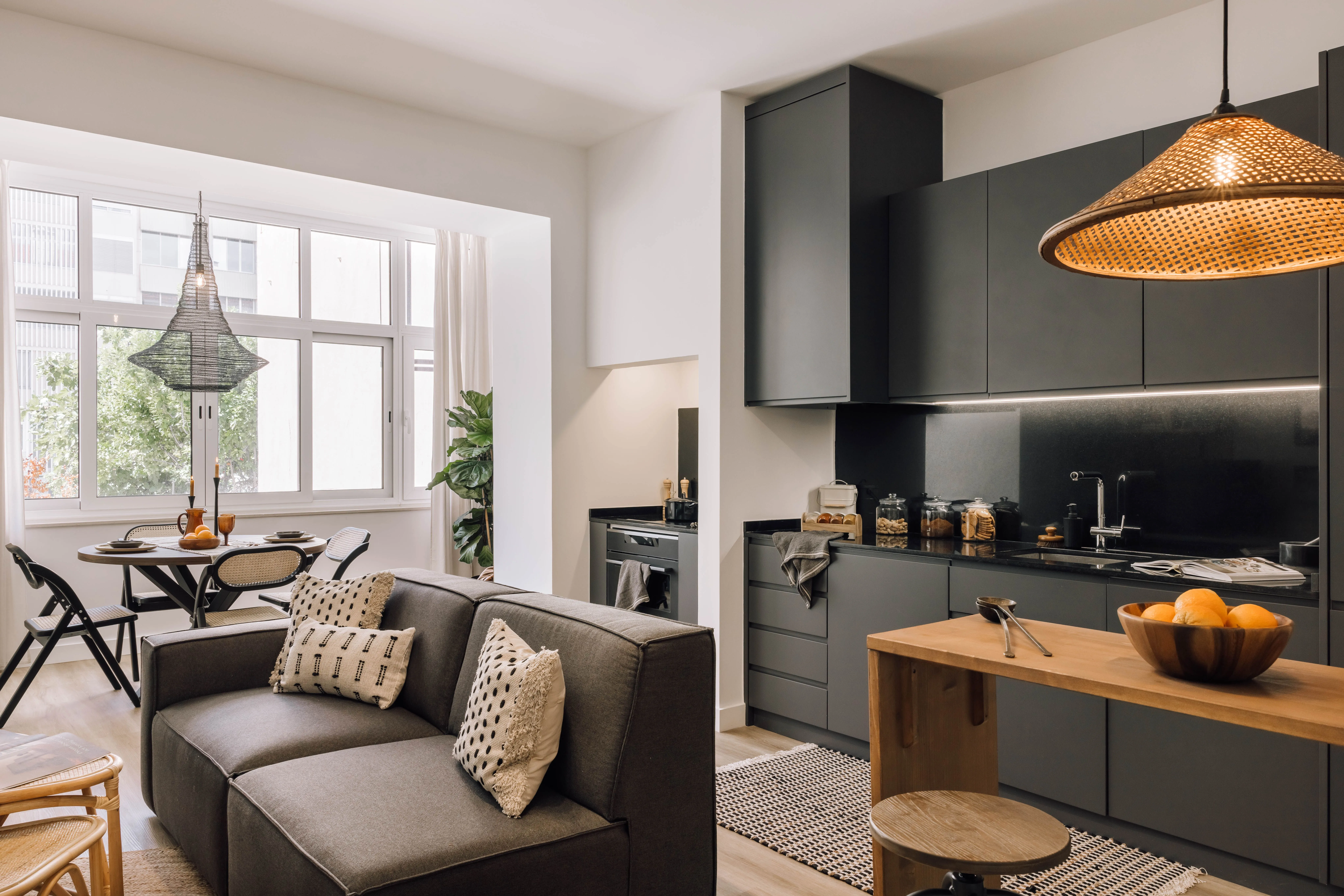 Compact Lisbon Executive Flat With High-speed Fiber, Dual Monitors & Gourmet Kitchen #2