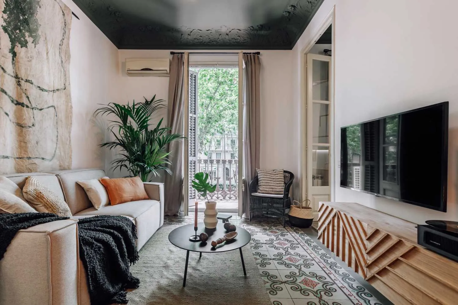 Elegant Barcelona Flat With Gigabit Internet And Professional Home Office Setup #3