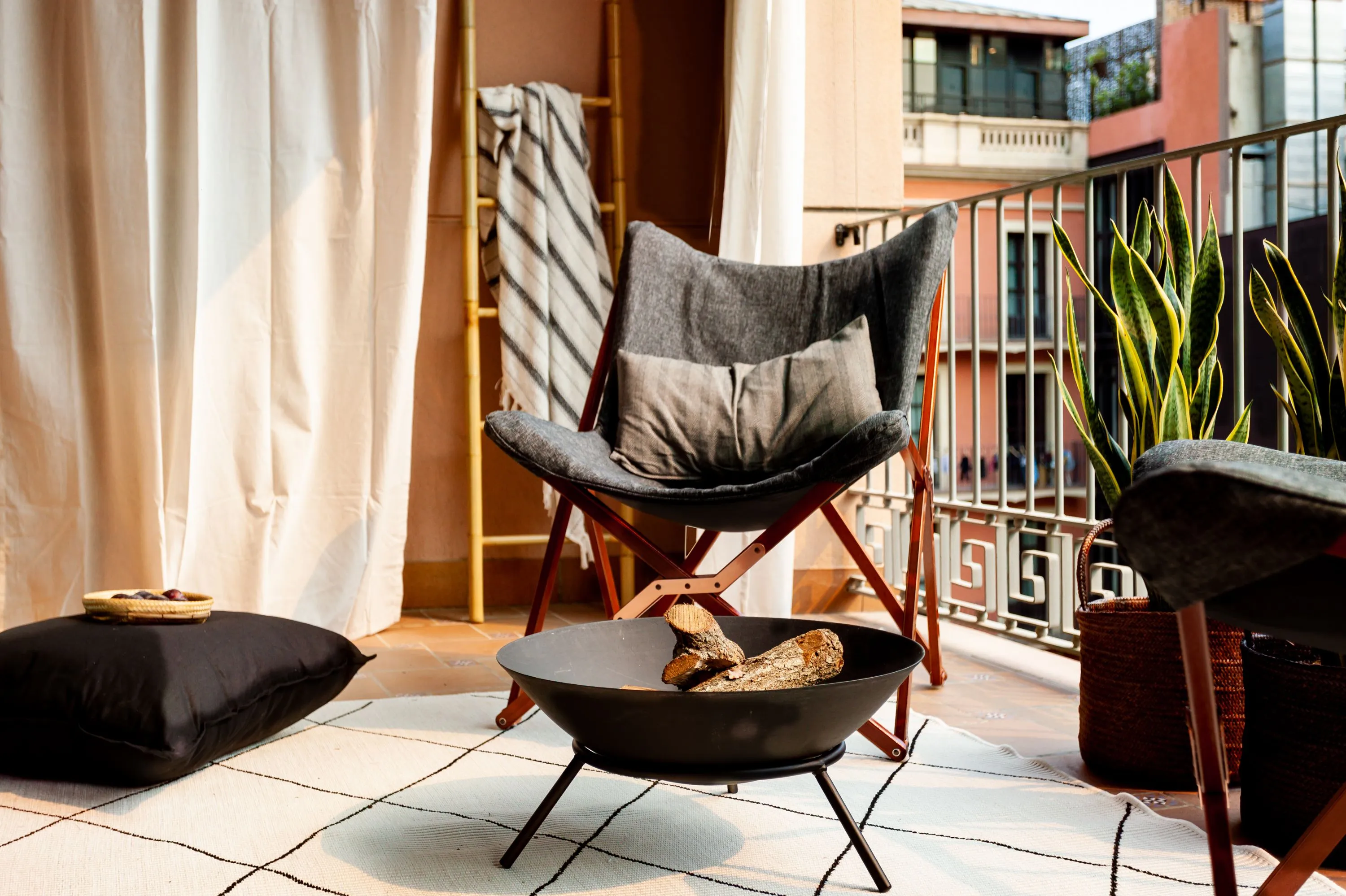 Urban Barcelona Flat With Gigabit Internet & Ergonomic Workspace For Remote Professionals #4