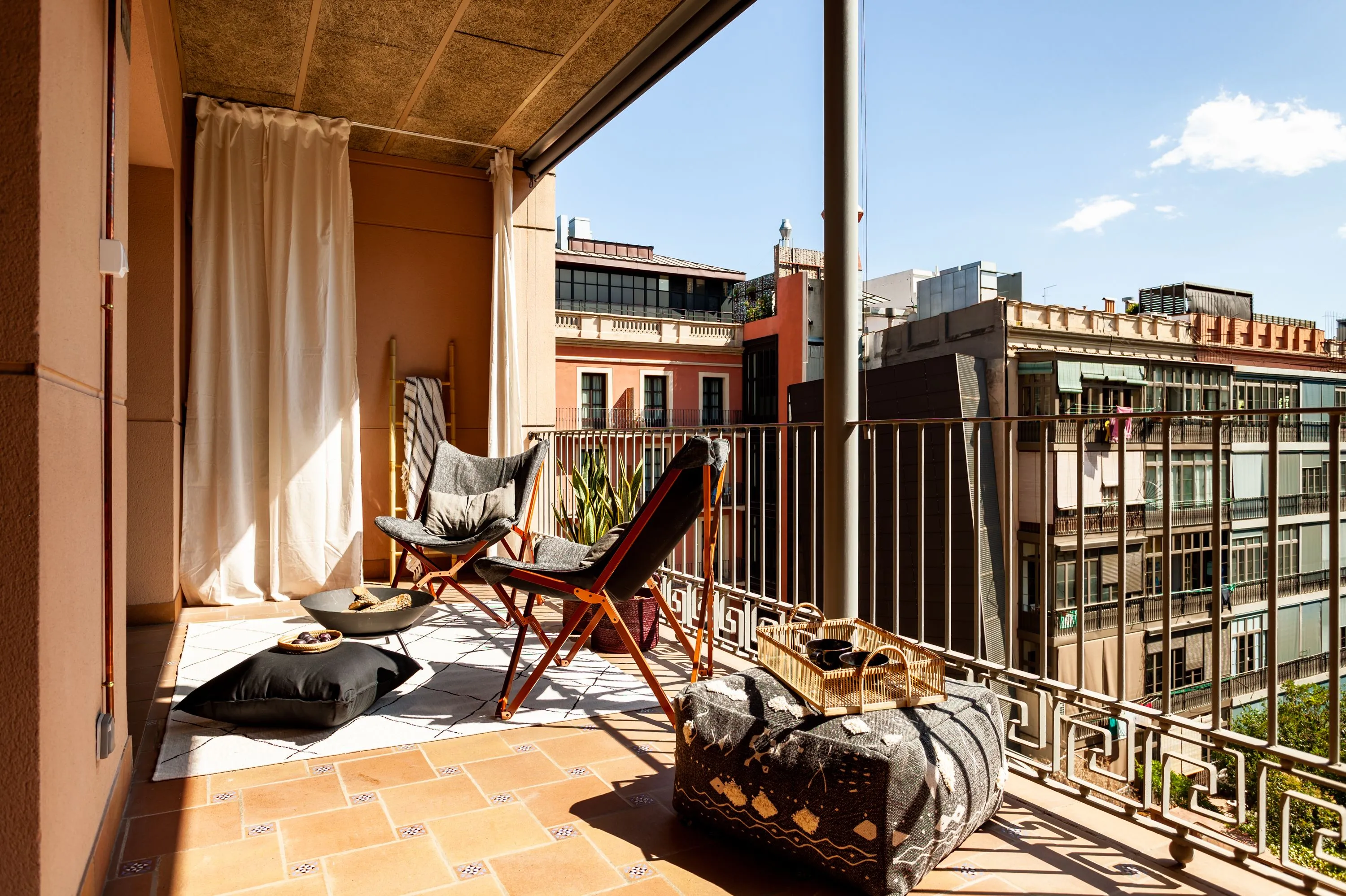 Urban Barcelona Flat With Gigabit Internet & Ergonomic Workspace For Remote Professionals #3