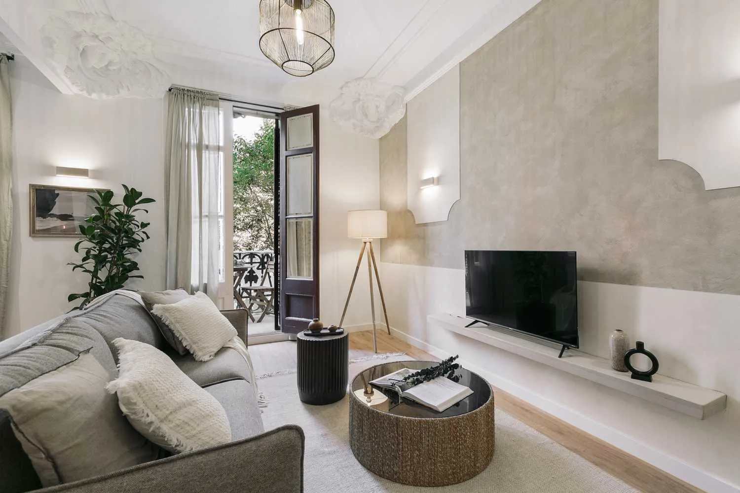 Sleek Design Studio With Pro Home Office & Gigabit Internet In Barcelona #5