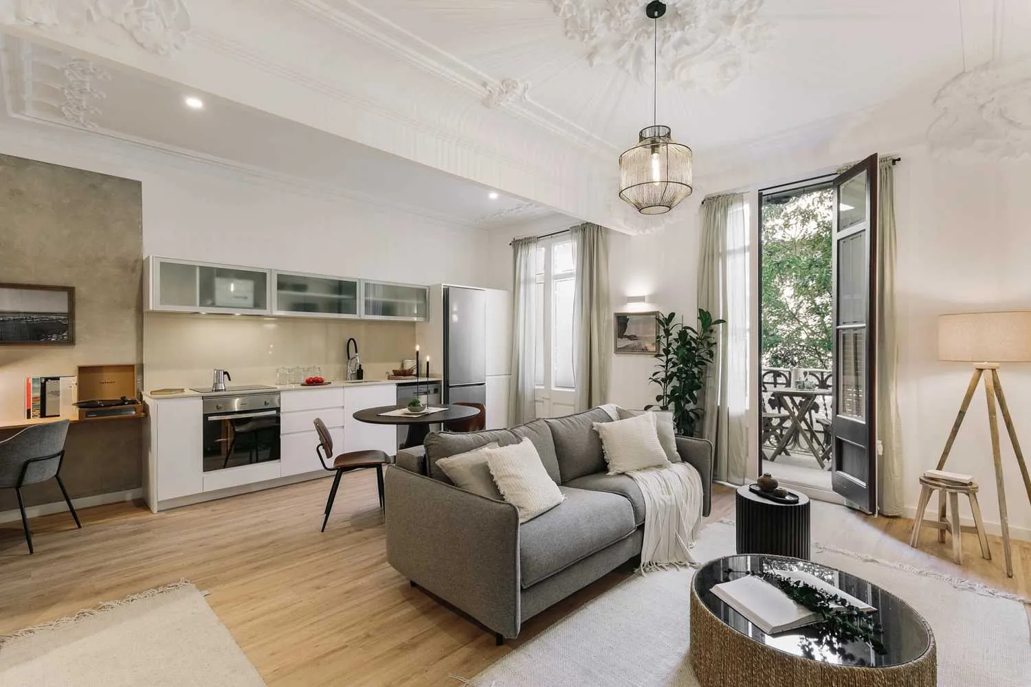 Sleek Design Studio With Pro Home Office & Gigabit Internet In Barcelona #2