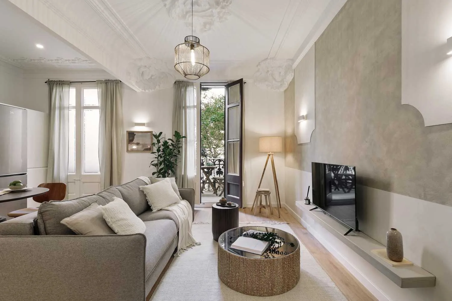 Sleek Design Studio With Pro Home Office & Gigabit Internet In Barcelona #3