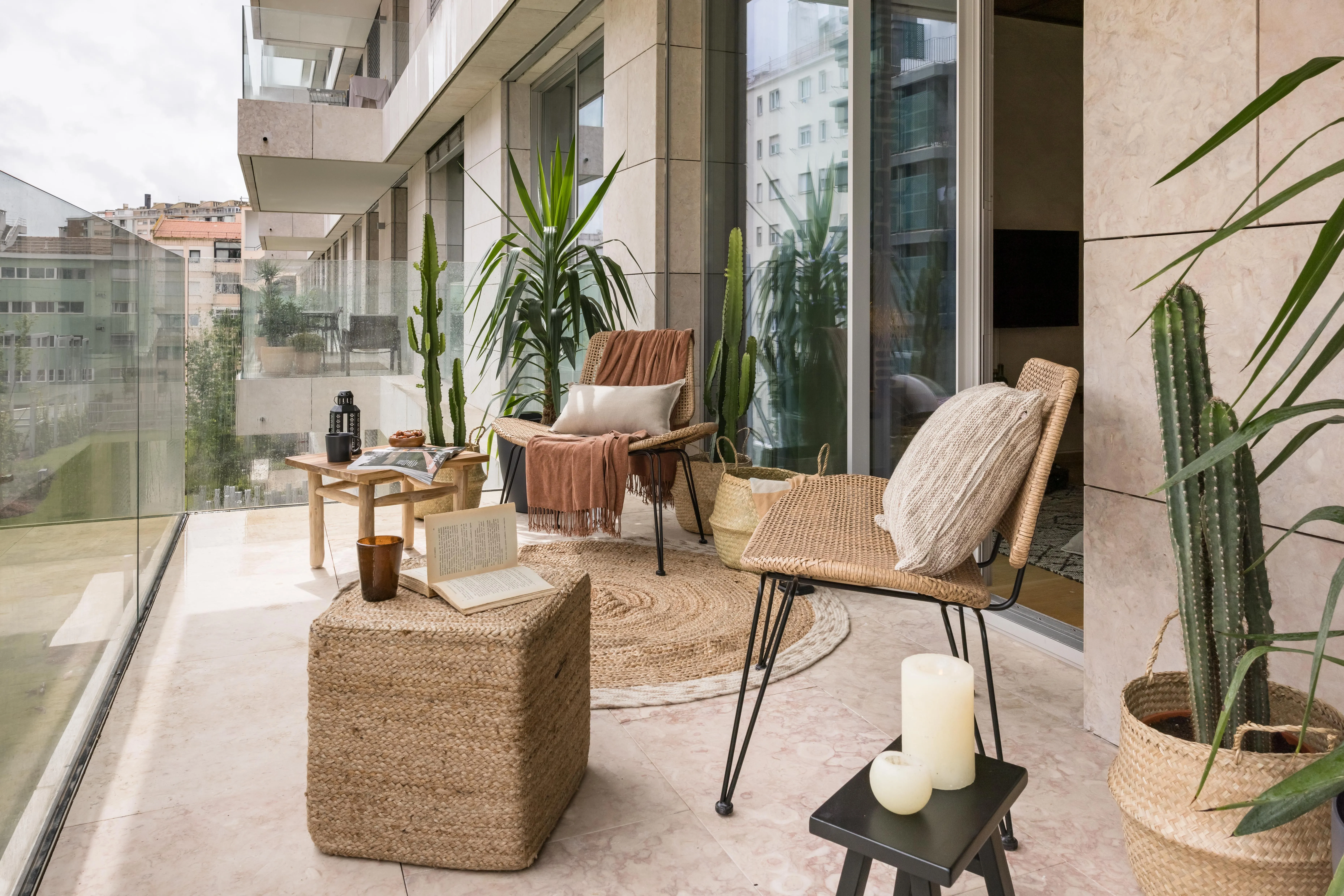 Airy Lisbon Flat With High-speed Fiber & Professional Home Office Setup #2