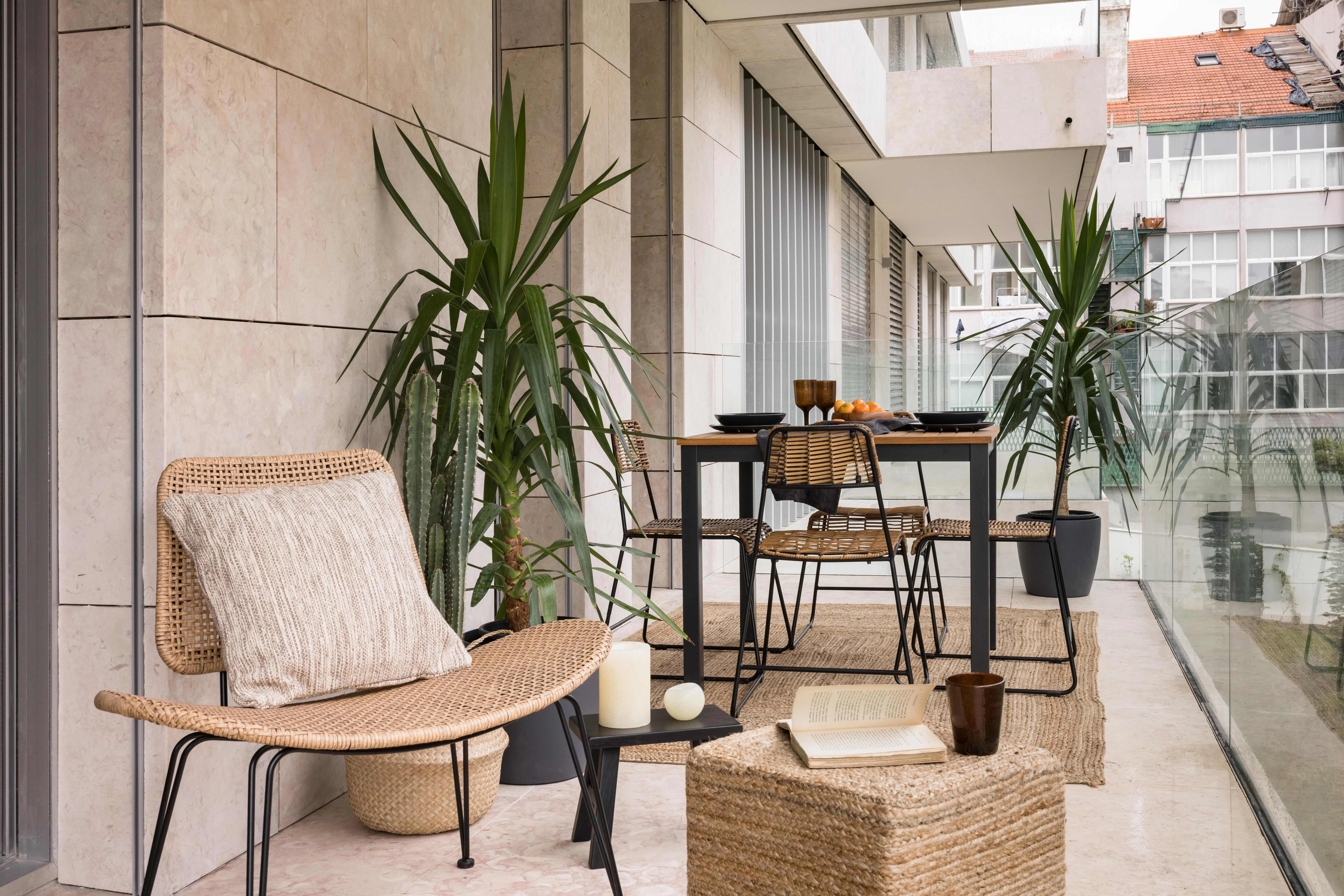Airy Lisbon Flat With High-speed Fiber & Professional Home Office Setup #3
