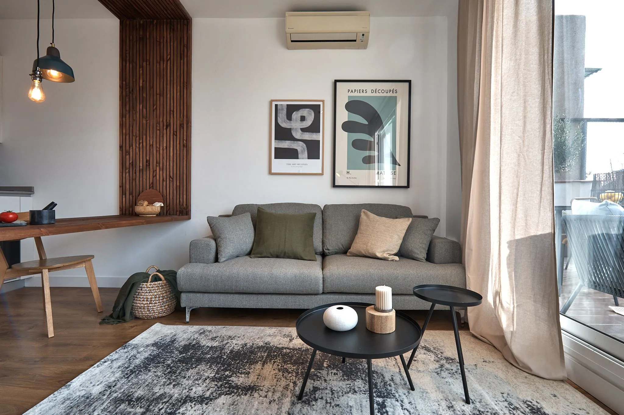Airy Designer 2-bed Flat With Gigabit Internet & Pro Workstation In Barcelona #2