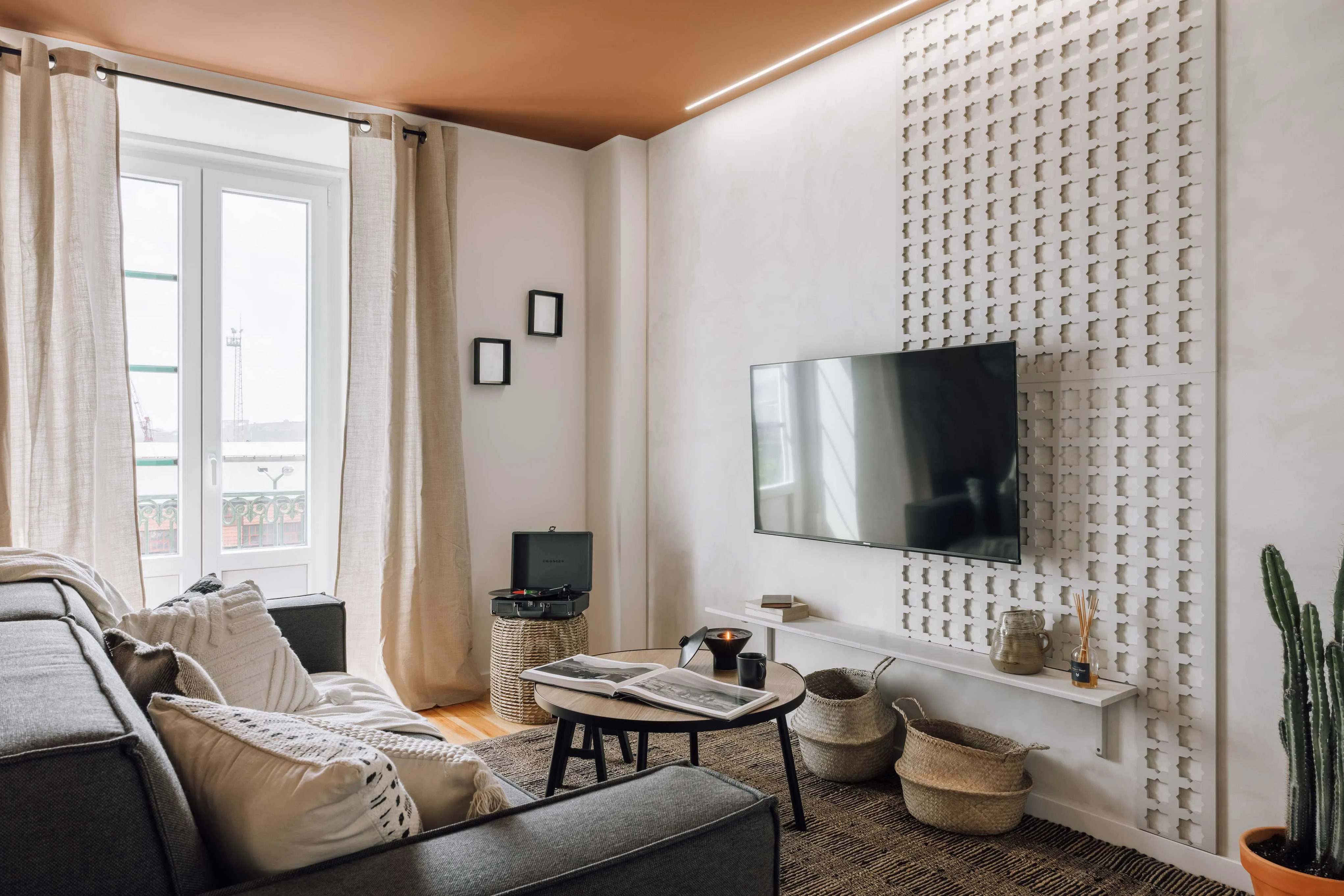 Spacious Lisbon Trendy Flat With Gigabit Internet And Dual Monitors For Remote Work #3