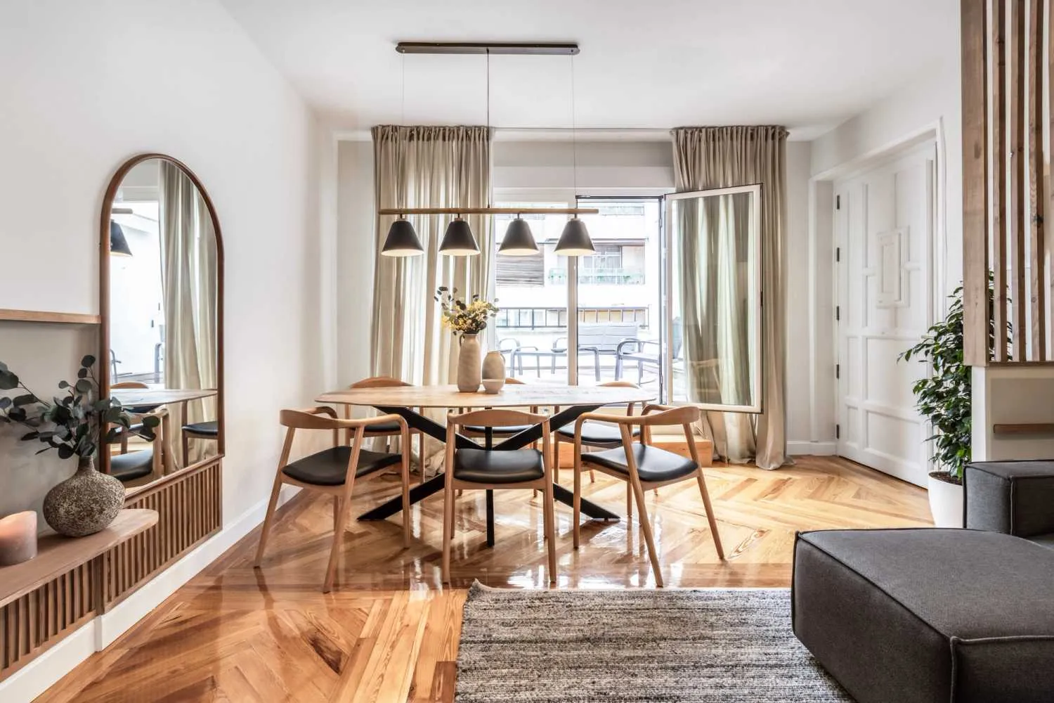 Expansive Madrid Flat With Gigabit Internet And Premium Workspace For Remote Work #5