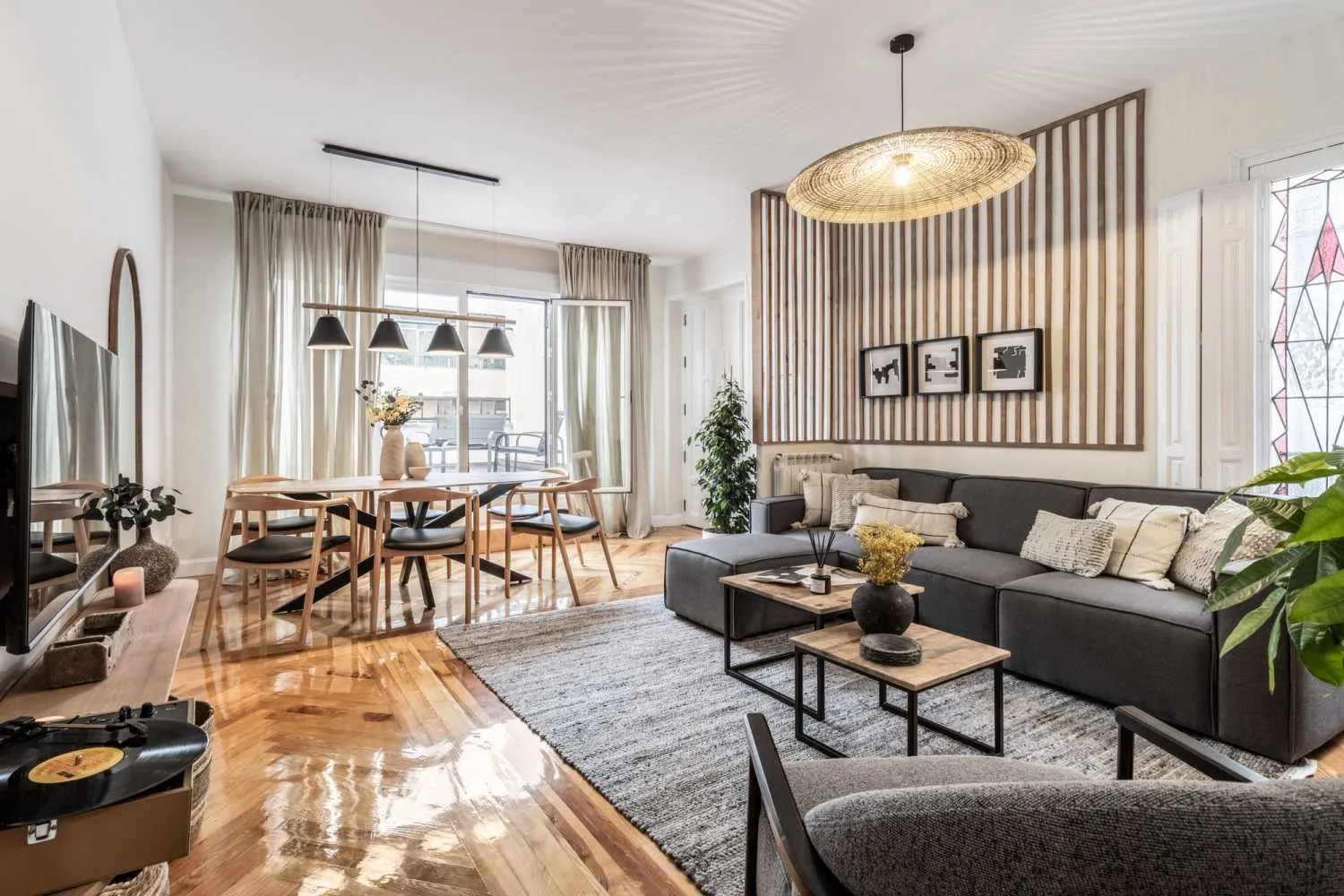 Expansive Madrid Flat With Gigabit Internet And Premium Workspace For Remote Work #2