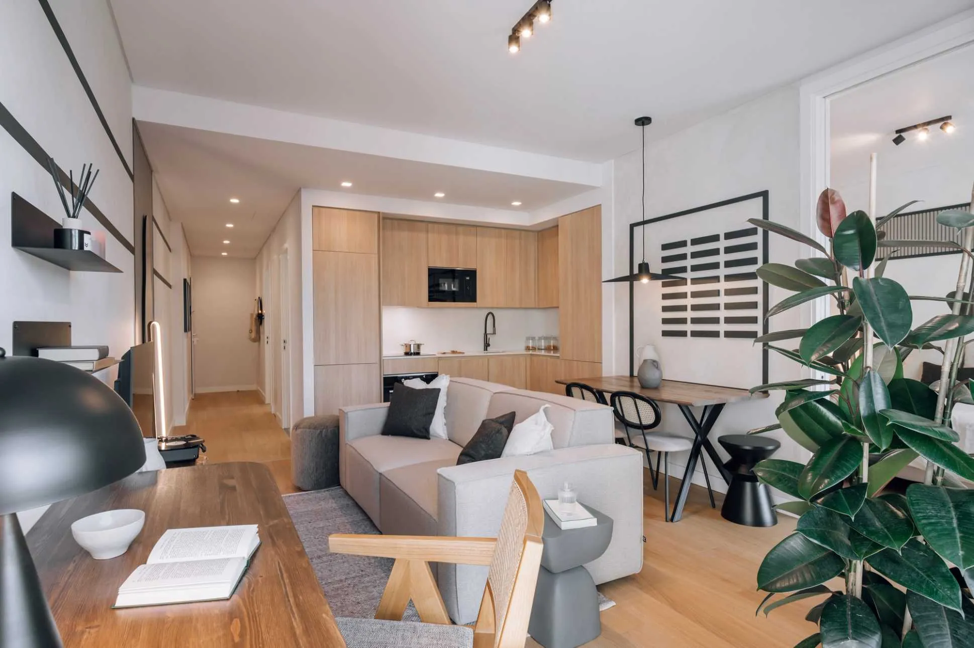 Spacious Lisbon Designer Flat With Pro Home Office & Ultra-fast Wifi For Remote Work