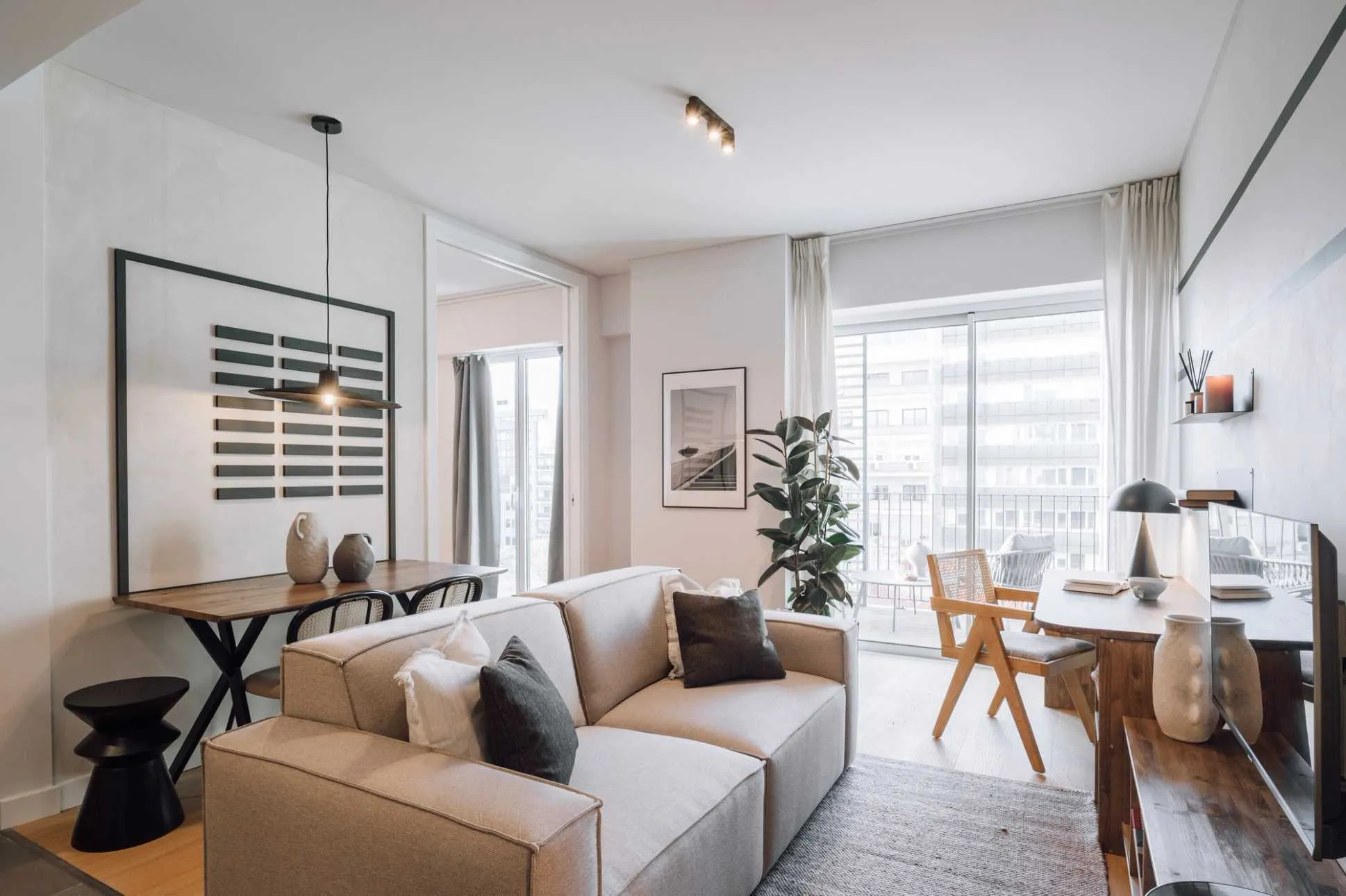 Spacious Lisbon Designer Flat With Pro Home Office & Ultra-fast Wifi For Remote Work #3