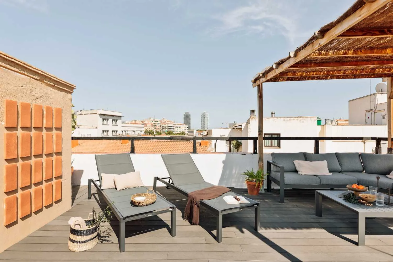 Distinctive Barcelona Studio With Pro Work Setup, City Views & Ultra-fast Wifi #3