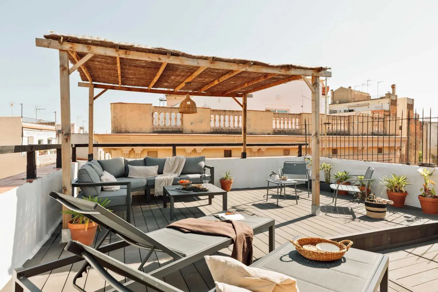 Distinctive Barcelona Studio With Pro Work Setup, City Views & Ultra-fast Wifi #4