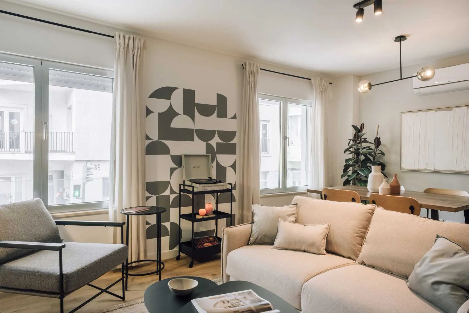 Upscale Lisbon Flat With High-speed Fiber And Pro Workstation For Remote Professionals #2