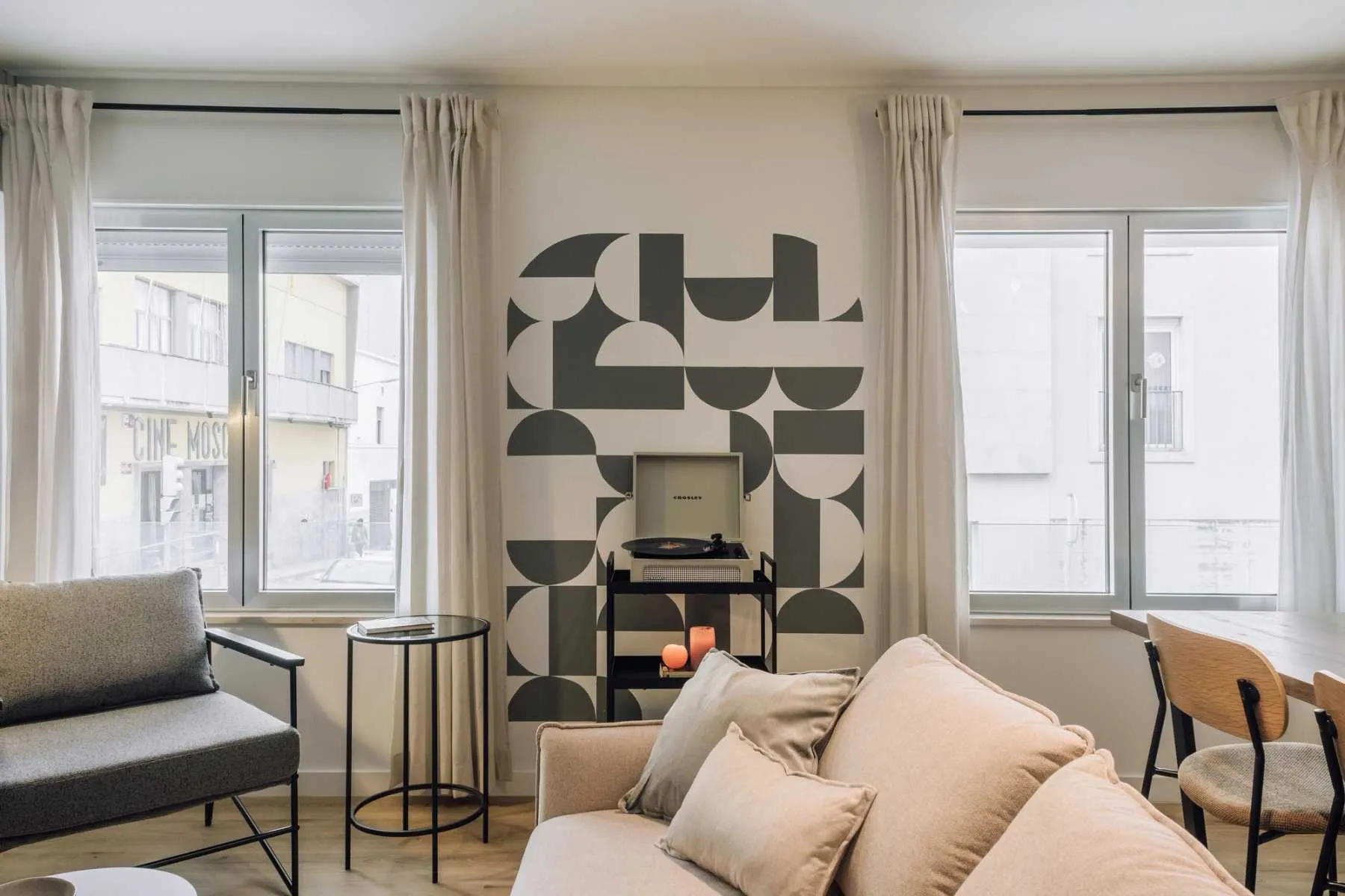 Upscale Lisbon Flat With High-speed Fiber And Pro Workstation For Remote Professionals #3
